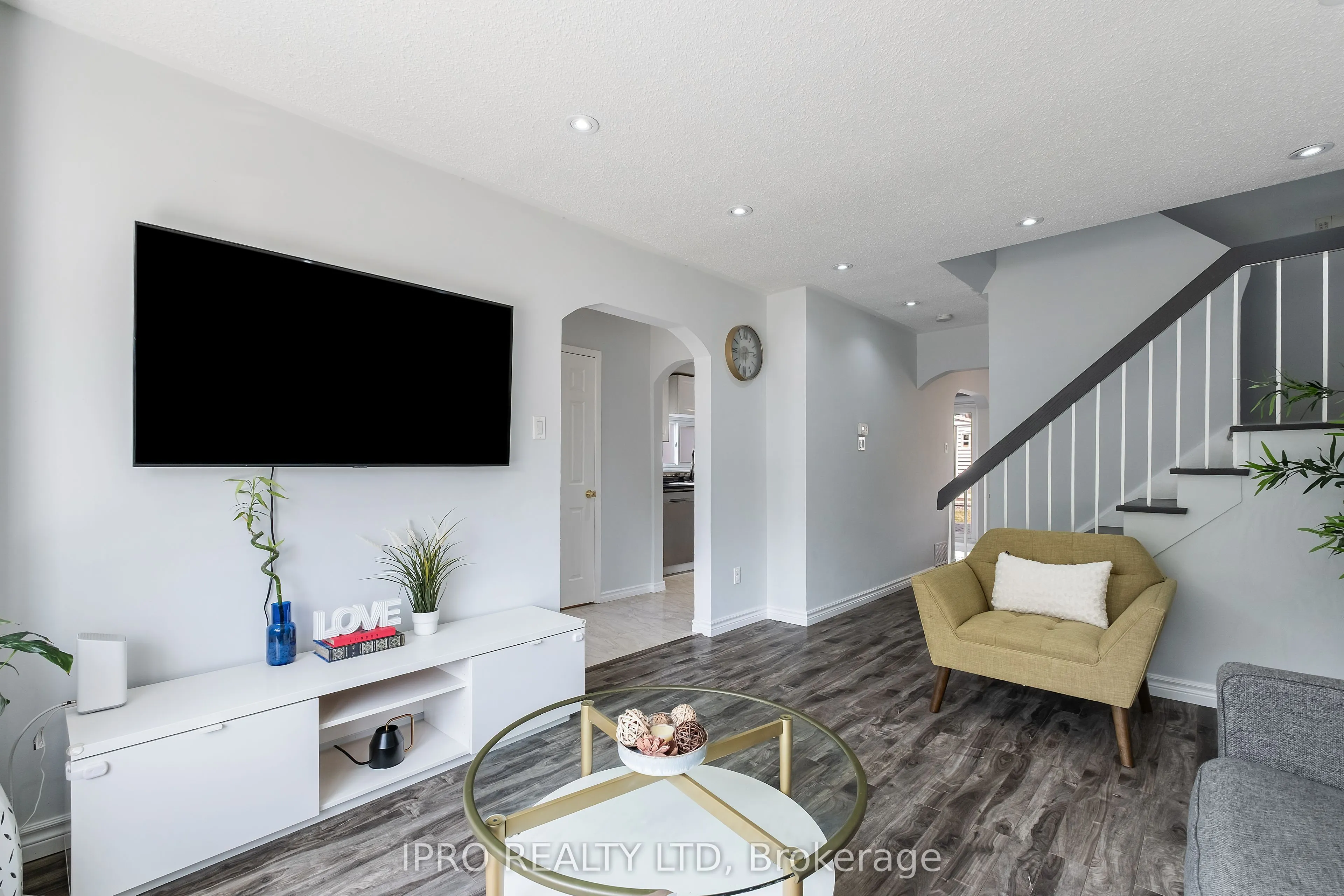 120 Hansen Road N