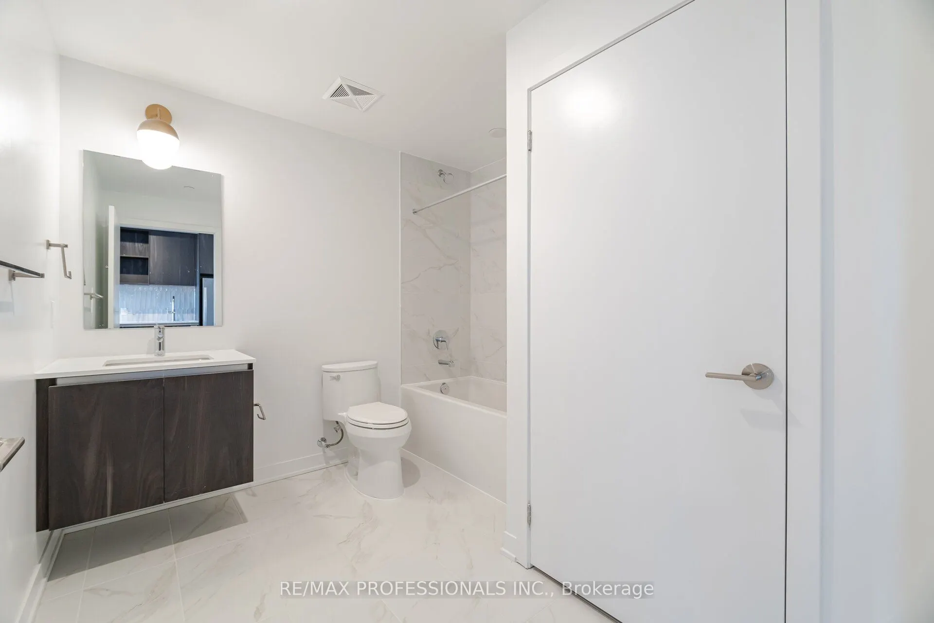 395 Dundas Street W, #603