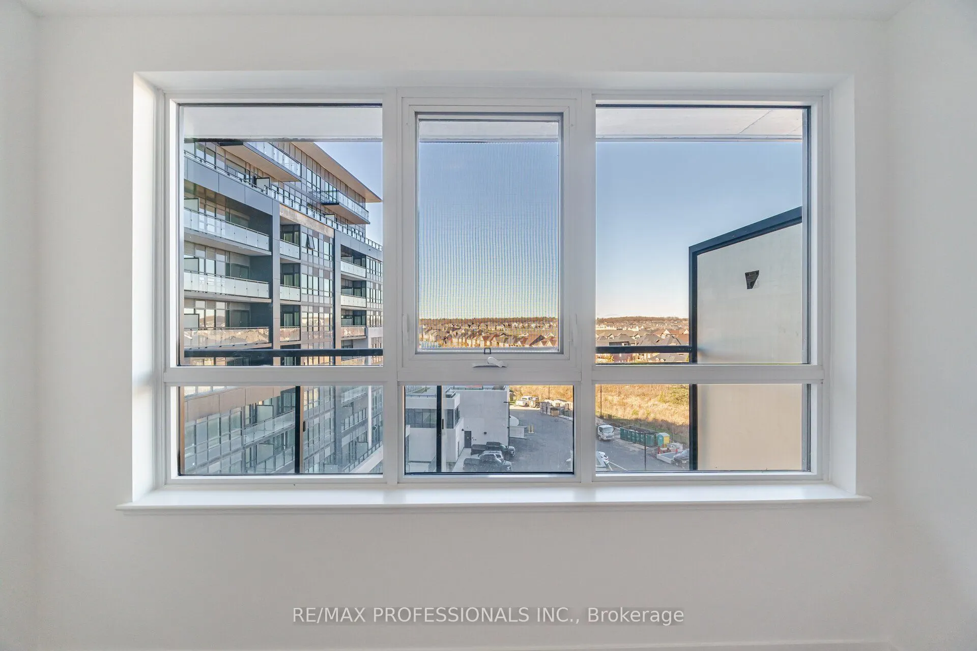 395 Dundas Street W, #603
