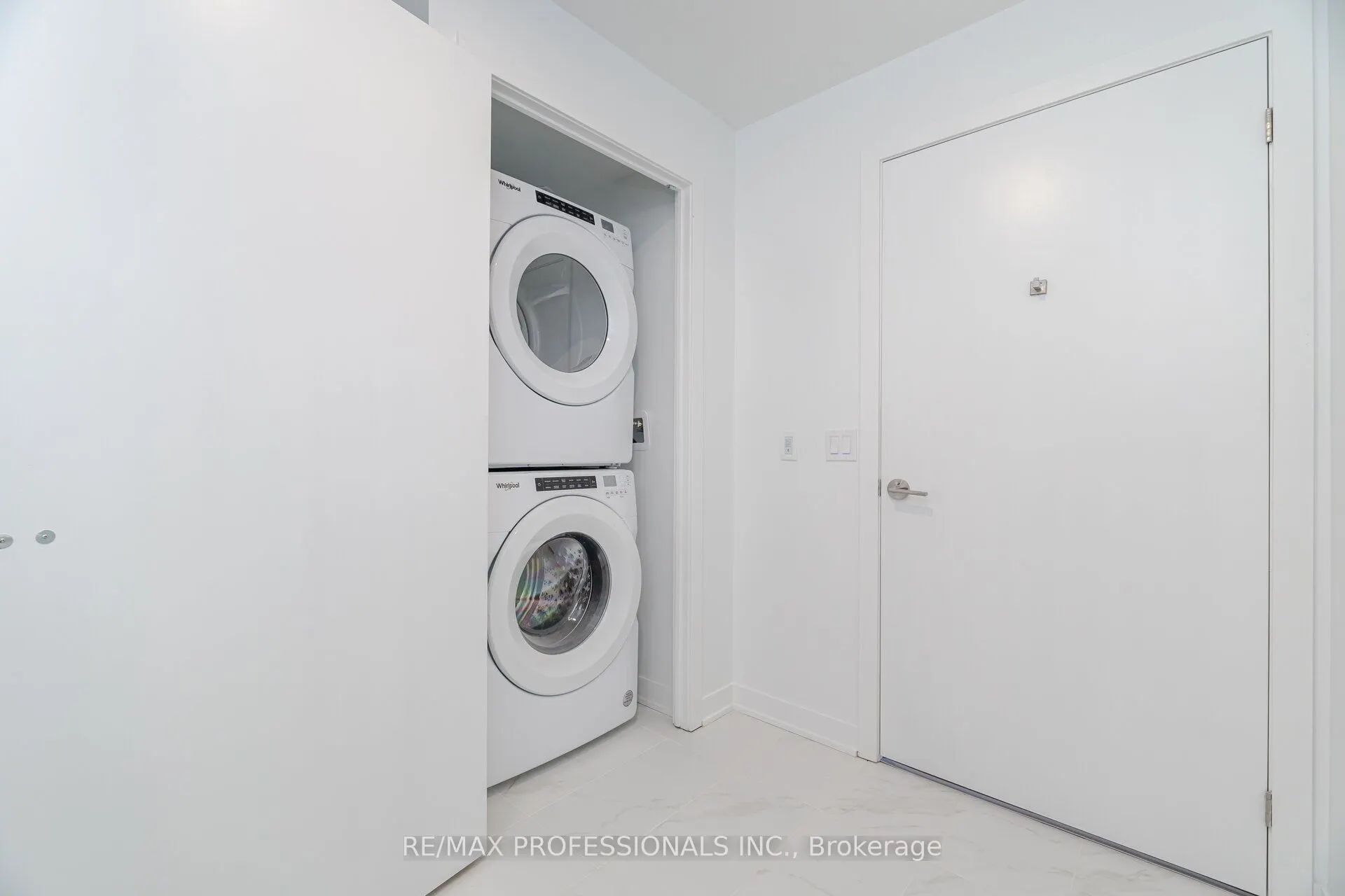 395 Dundas Street W, #603