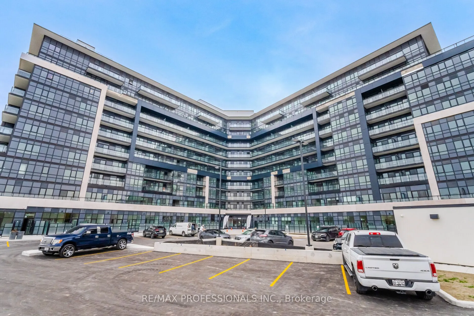 395 Dundas Street W, #603