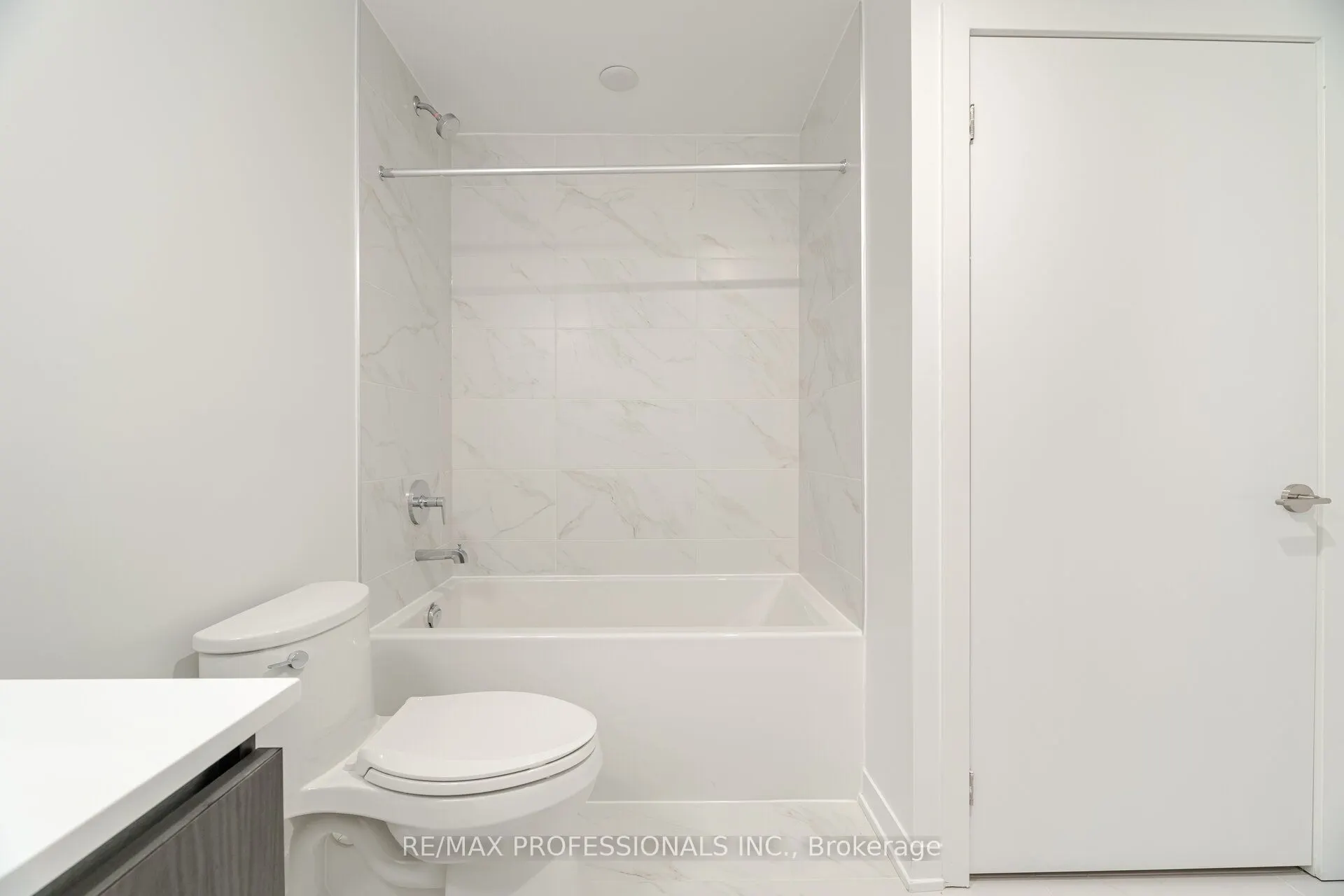 395 Dundas Street W, #603