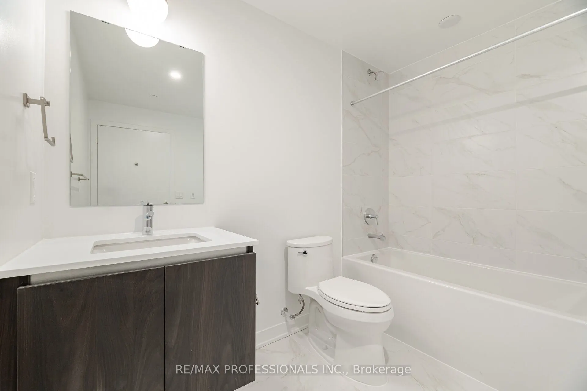 395 Dundas Street W, #603