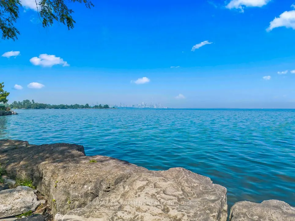 2583 Lake Shore Boulevard W