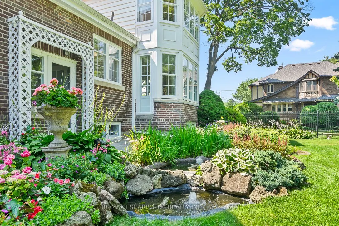 2583 Lake Shore Boulevard W