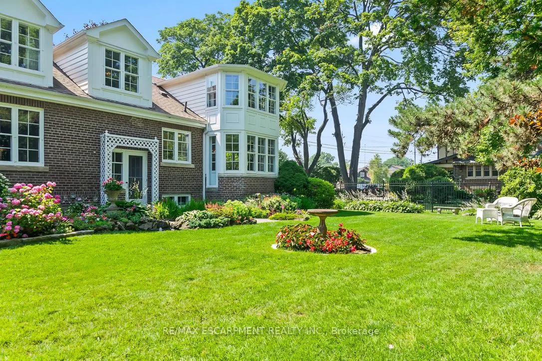 2583 Lake Shore Boulevard W