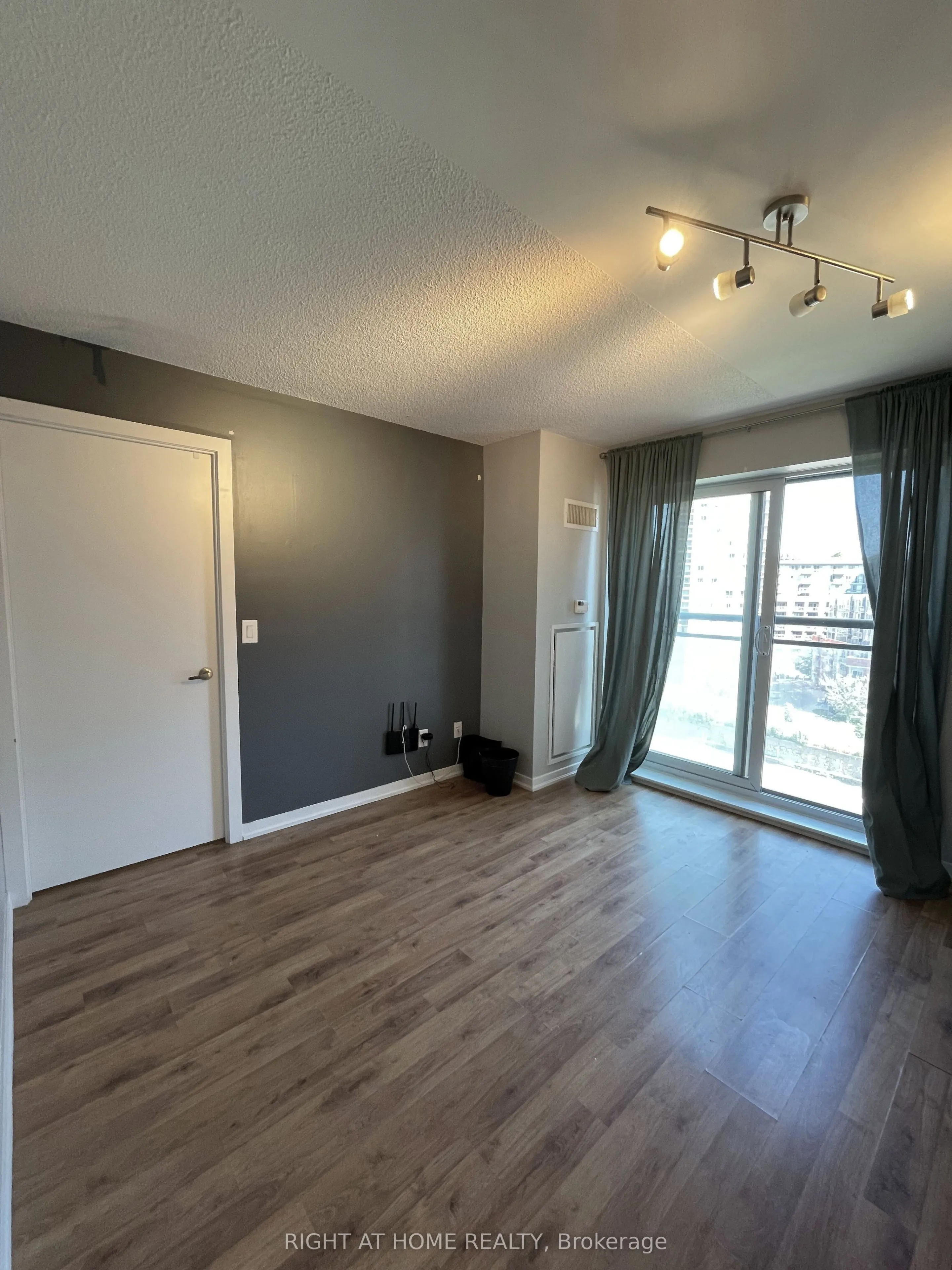 38 Joe Shuster Way, #819