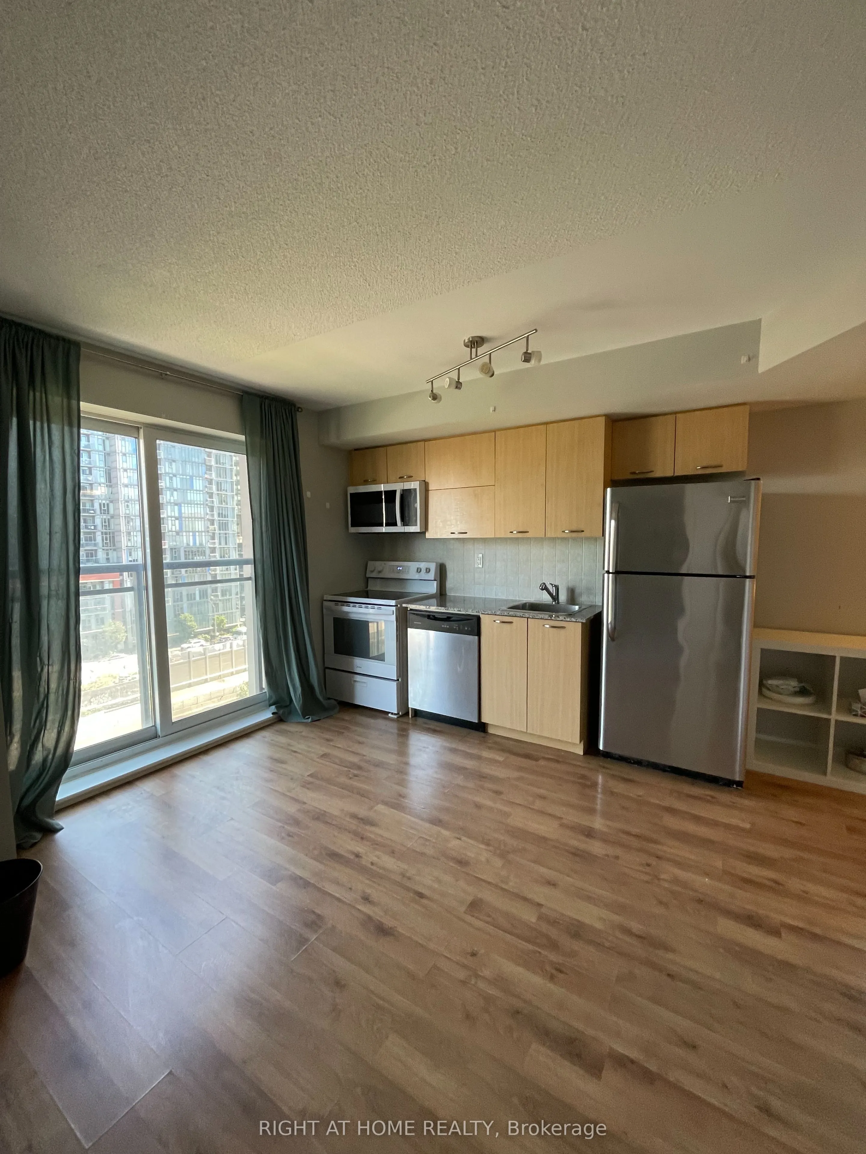 38 Joe Shuster Way, #819