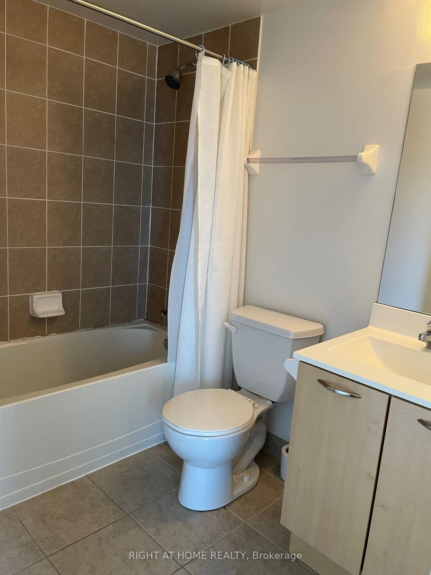 38 Joe Shuster Way, #819