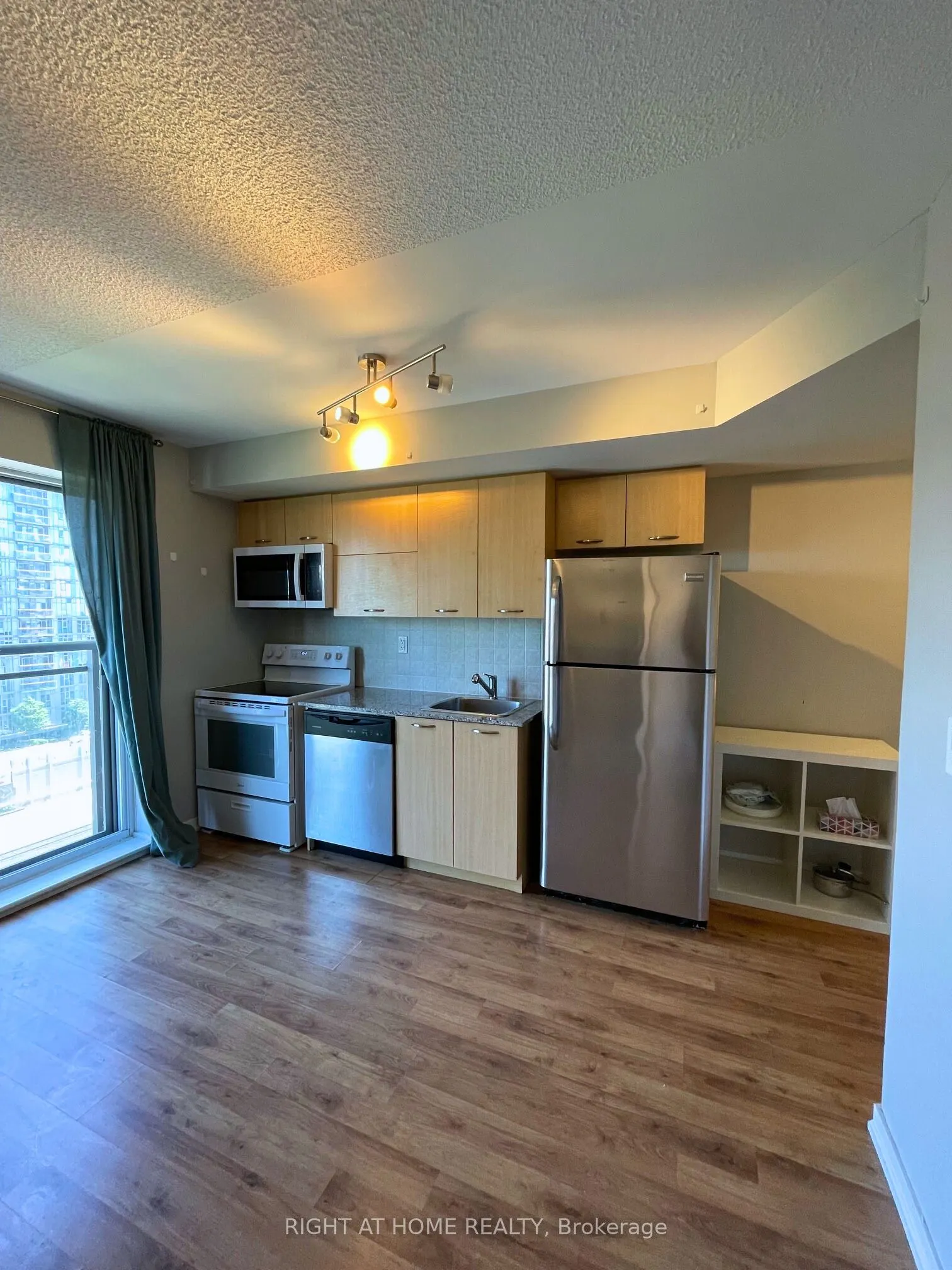 38 Joe Shuster Way, #819