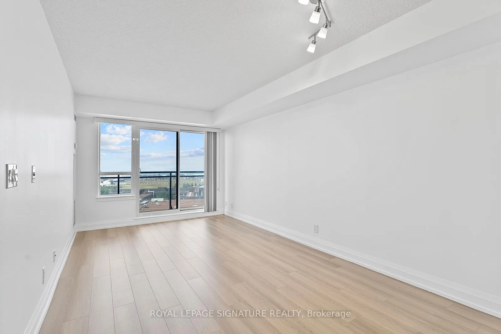 55 De Boers Drive, #1109