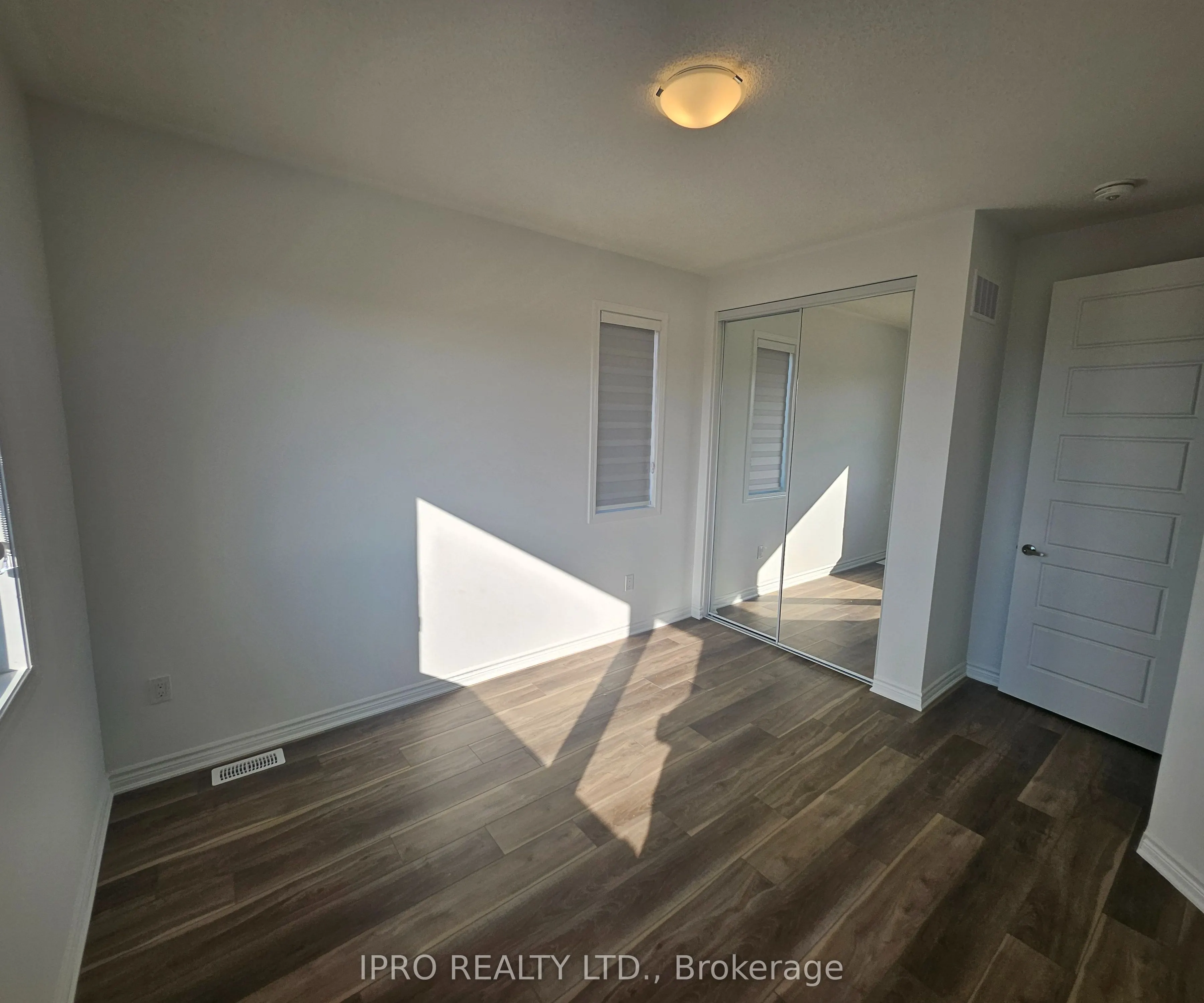 1535 Rutland Crescent