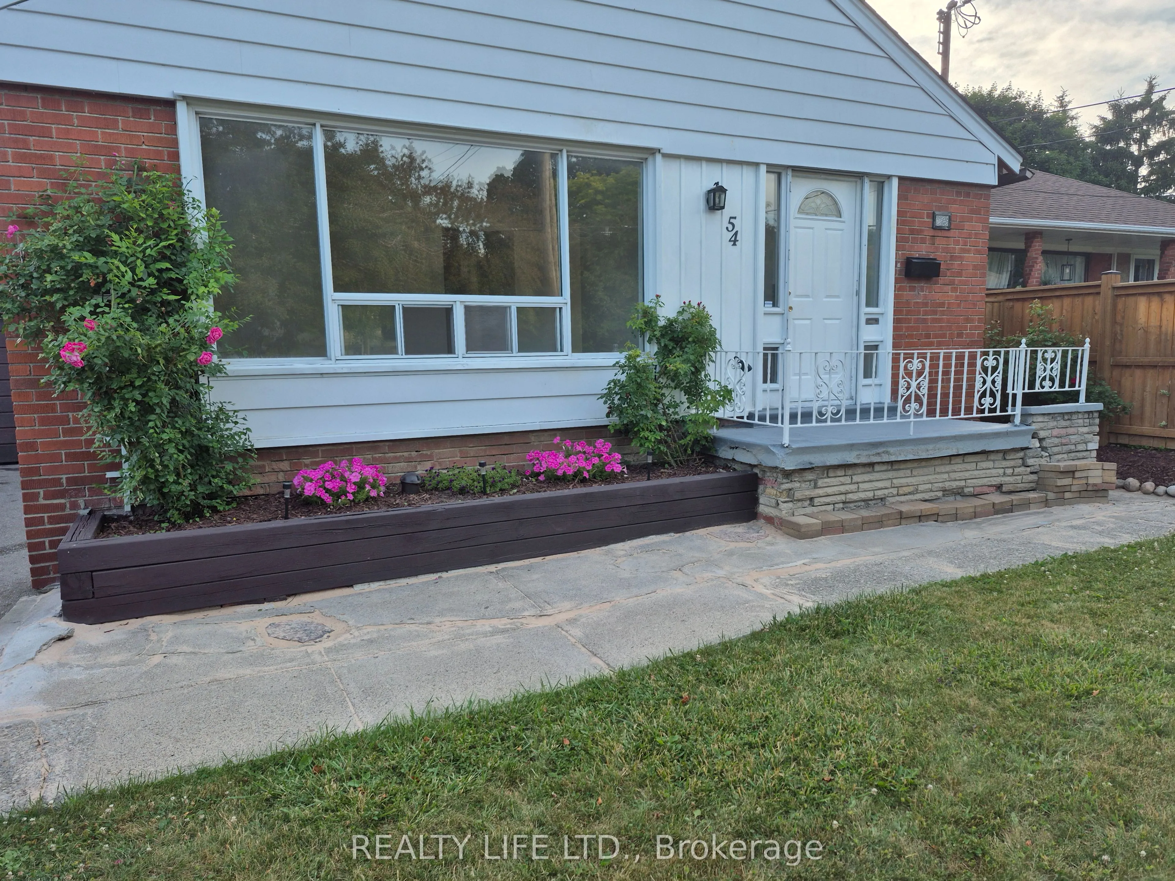 54 Garside Crescent