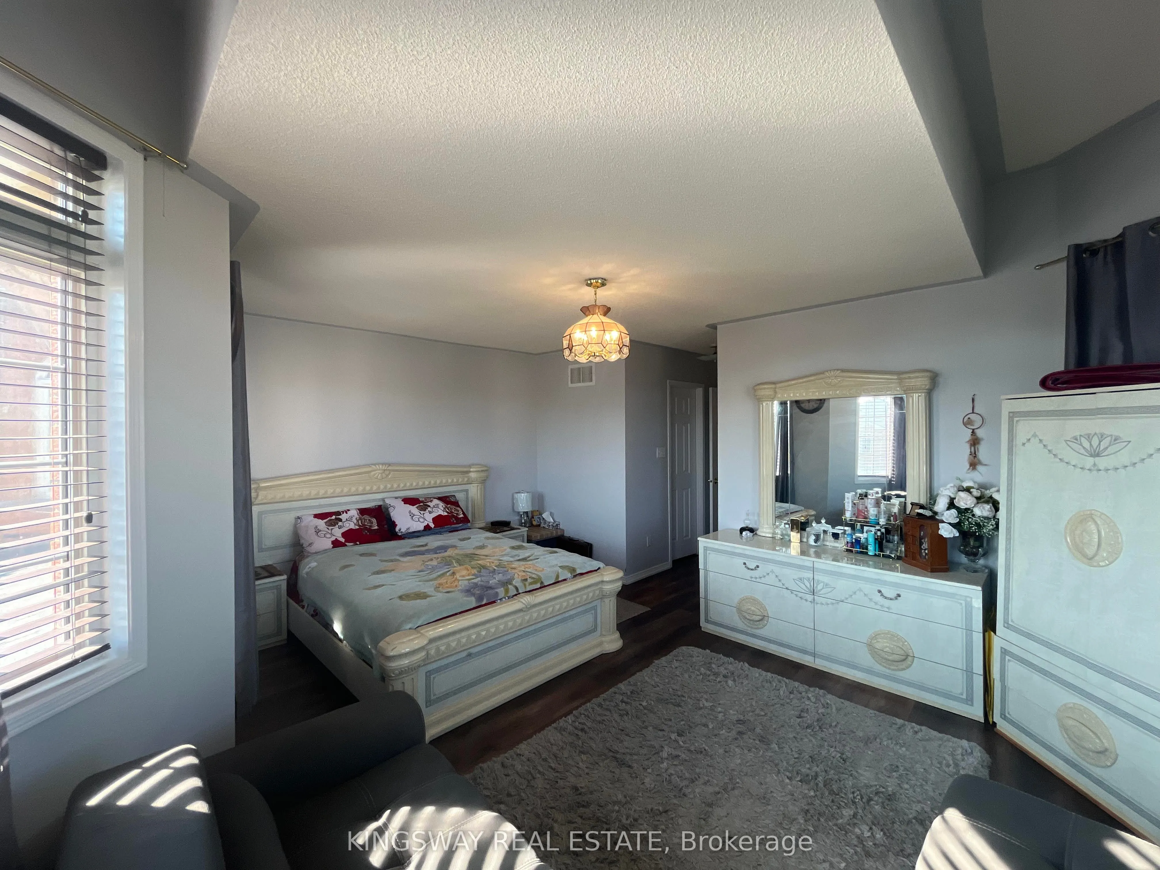 5998 Gant Crescent