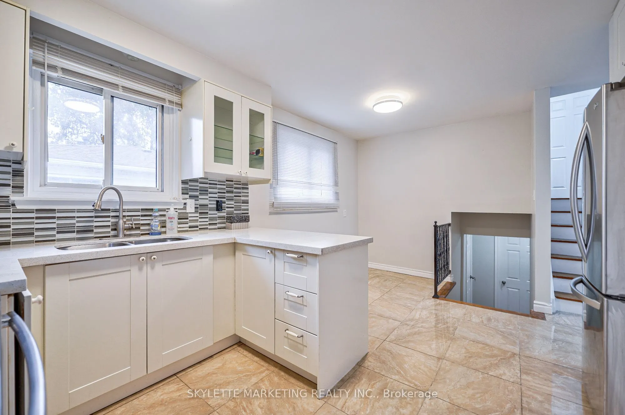3425 Oakglade Crescent