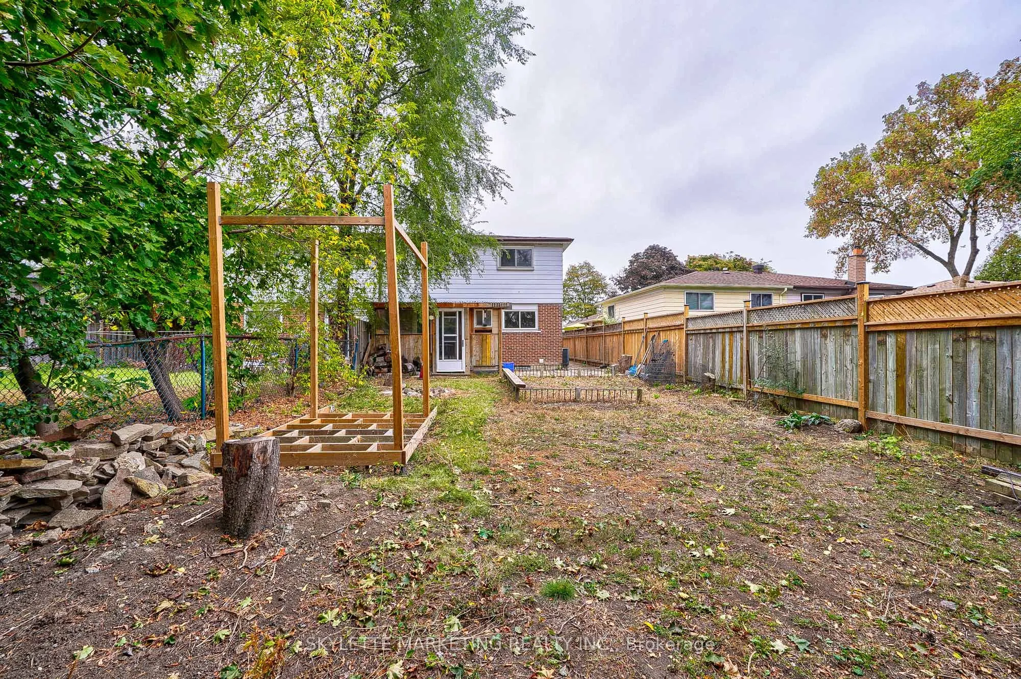 3425 Oakglade Crescent