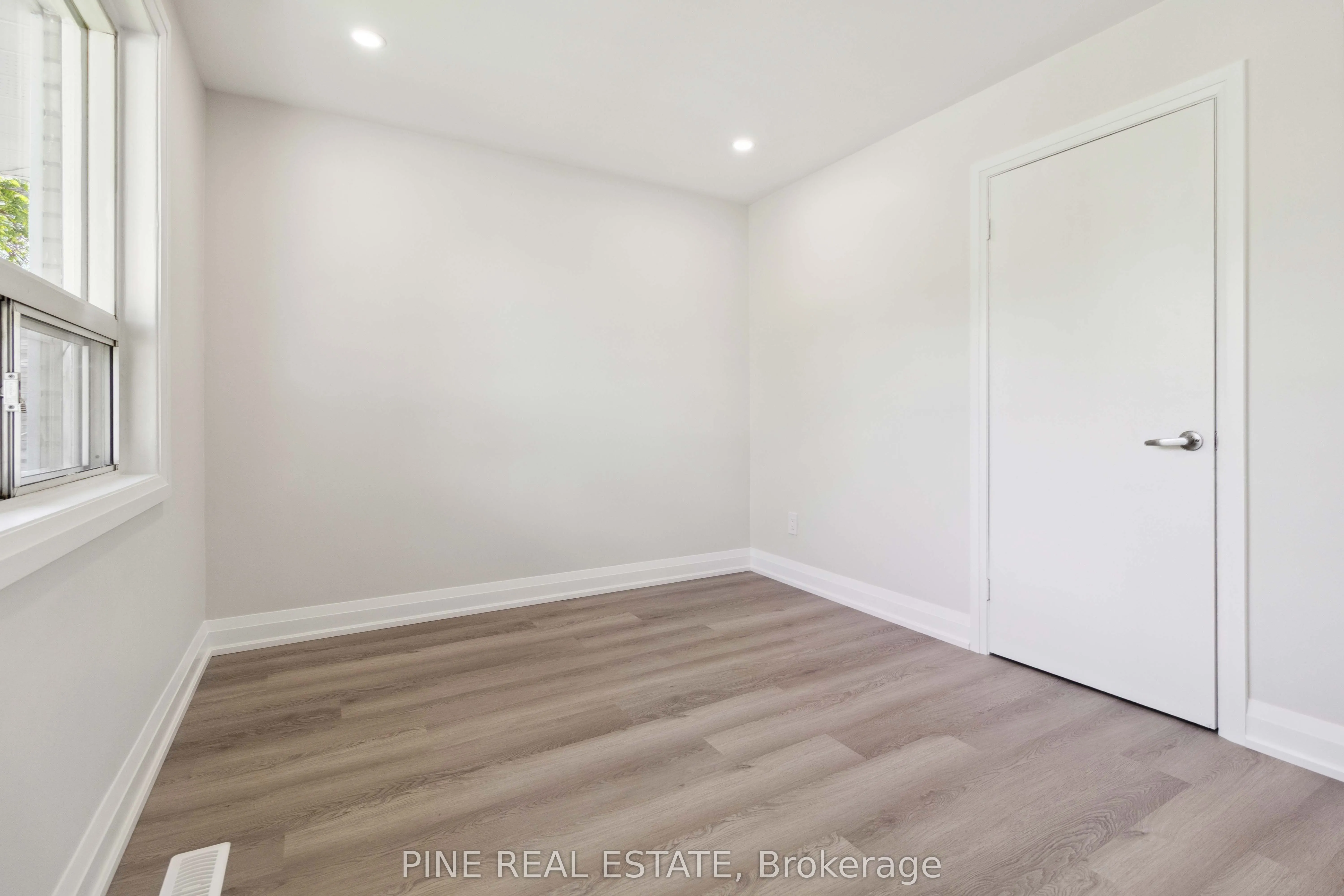 19 Queen Street W, #3