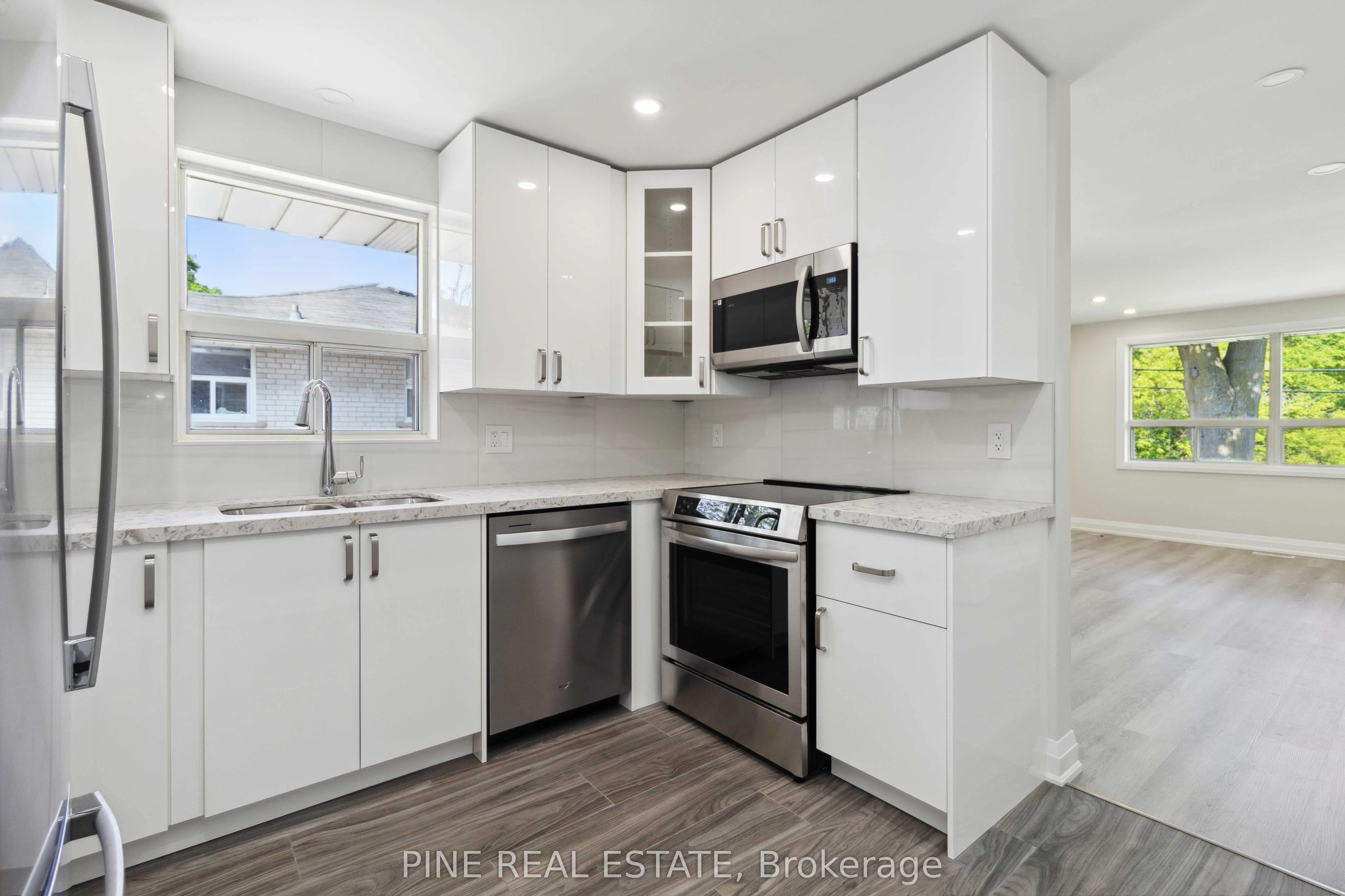 19 Queen Street W, #3