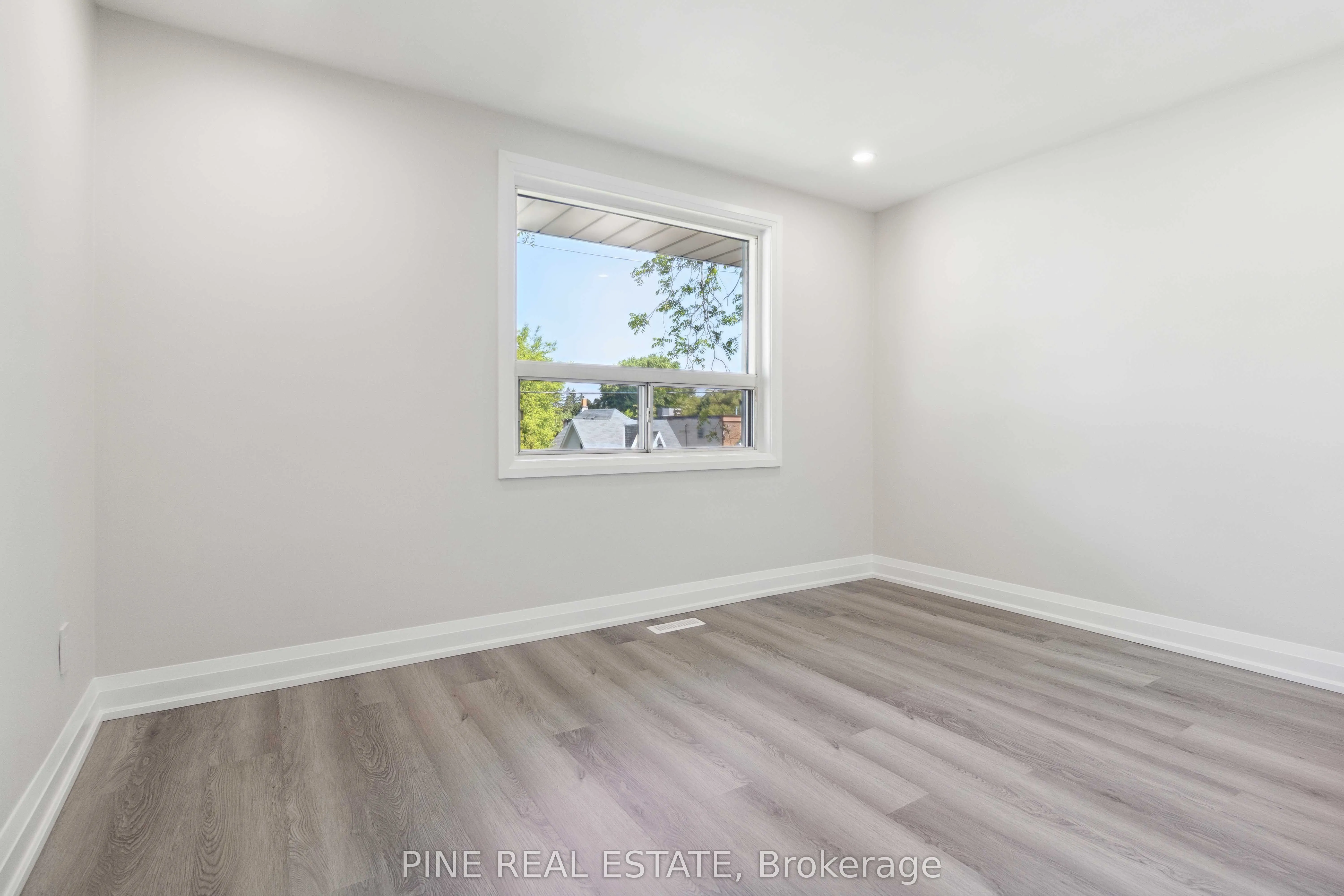 19 Queen Street W, #3