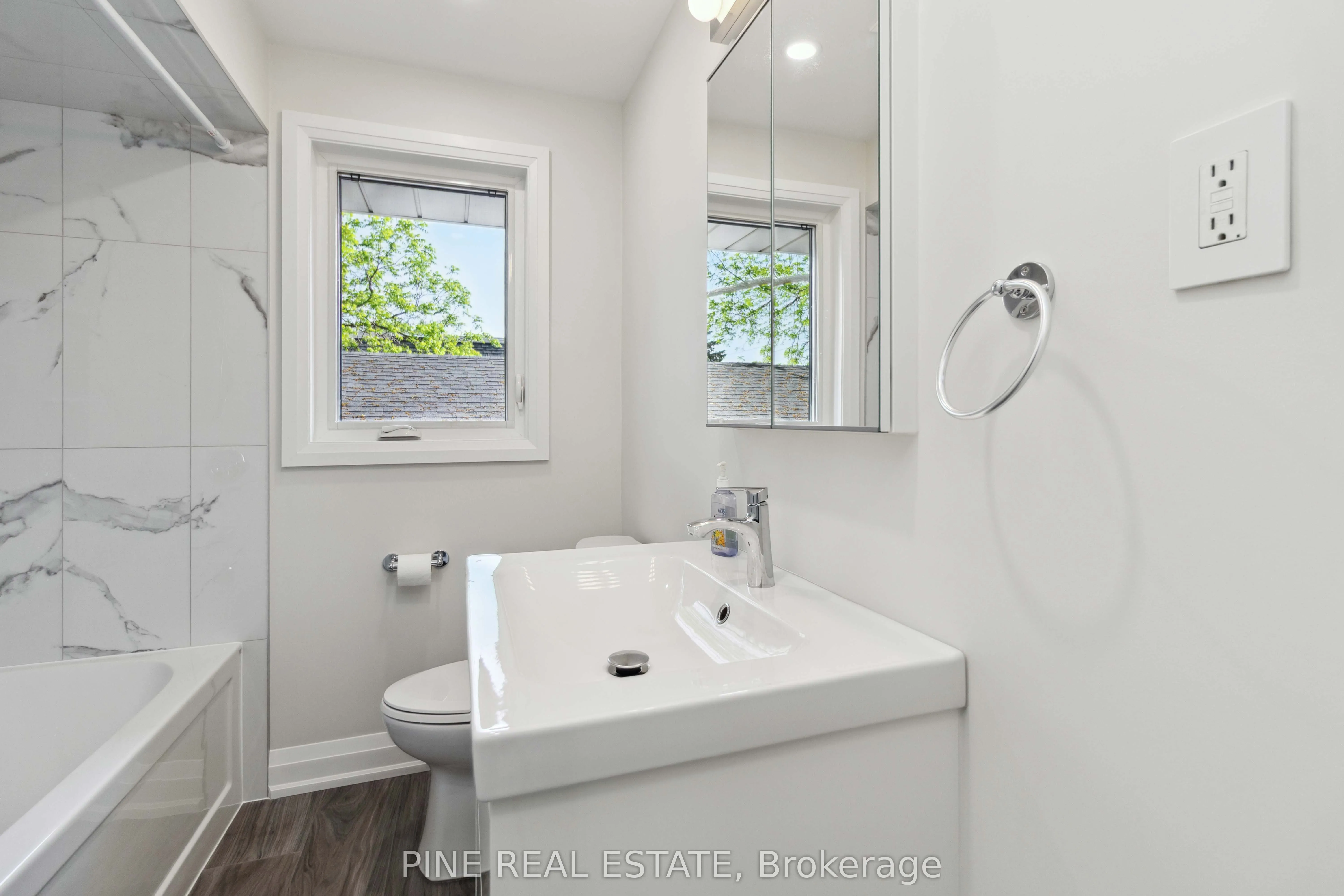 19 Queen Street W, #3