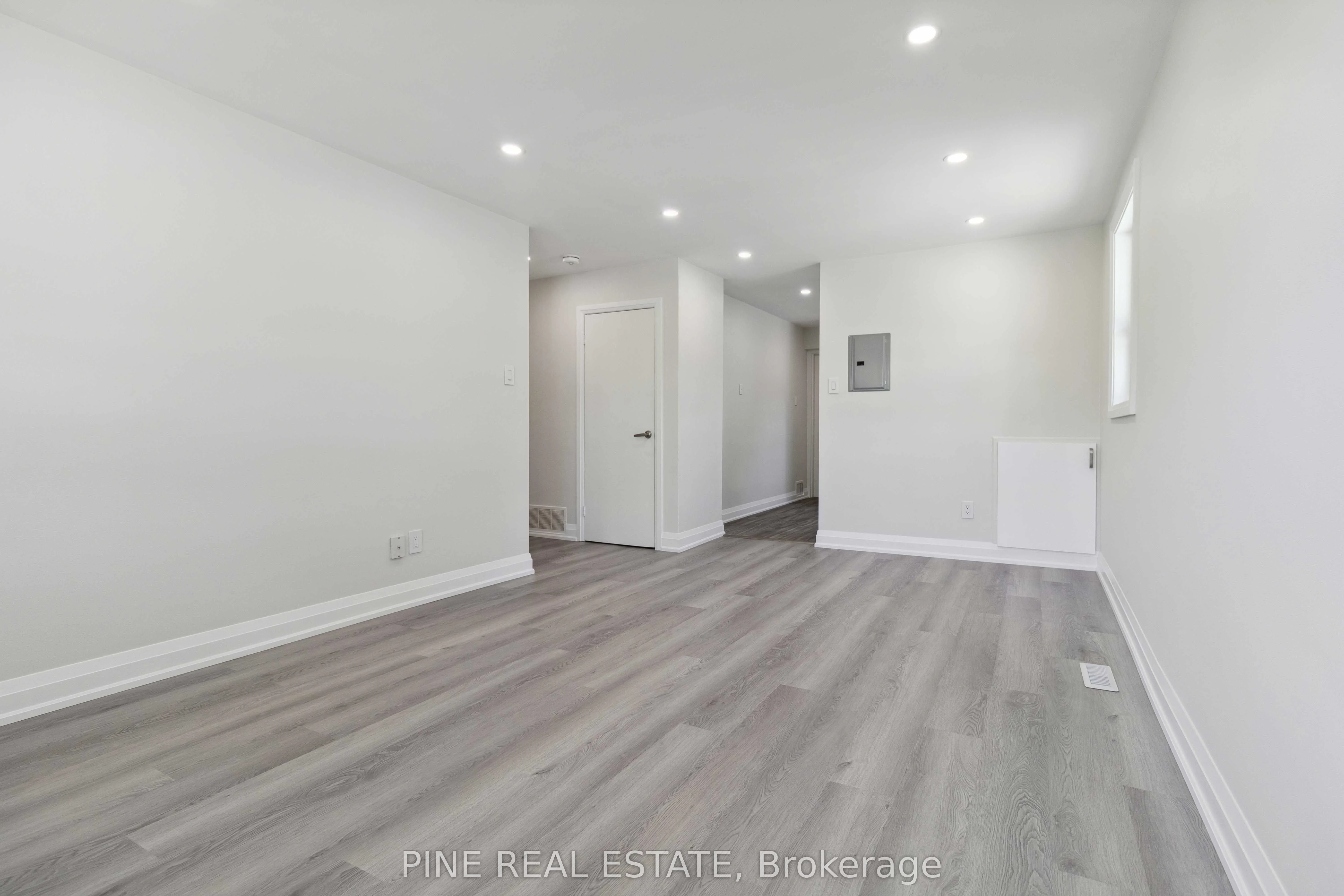 19 Queen Street W, #3