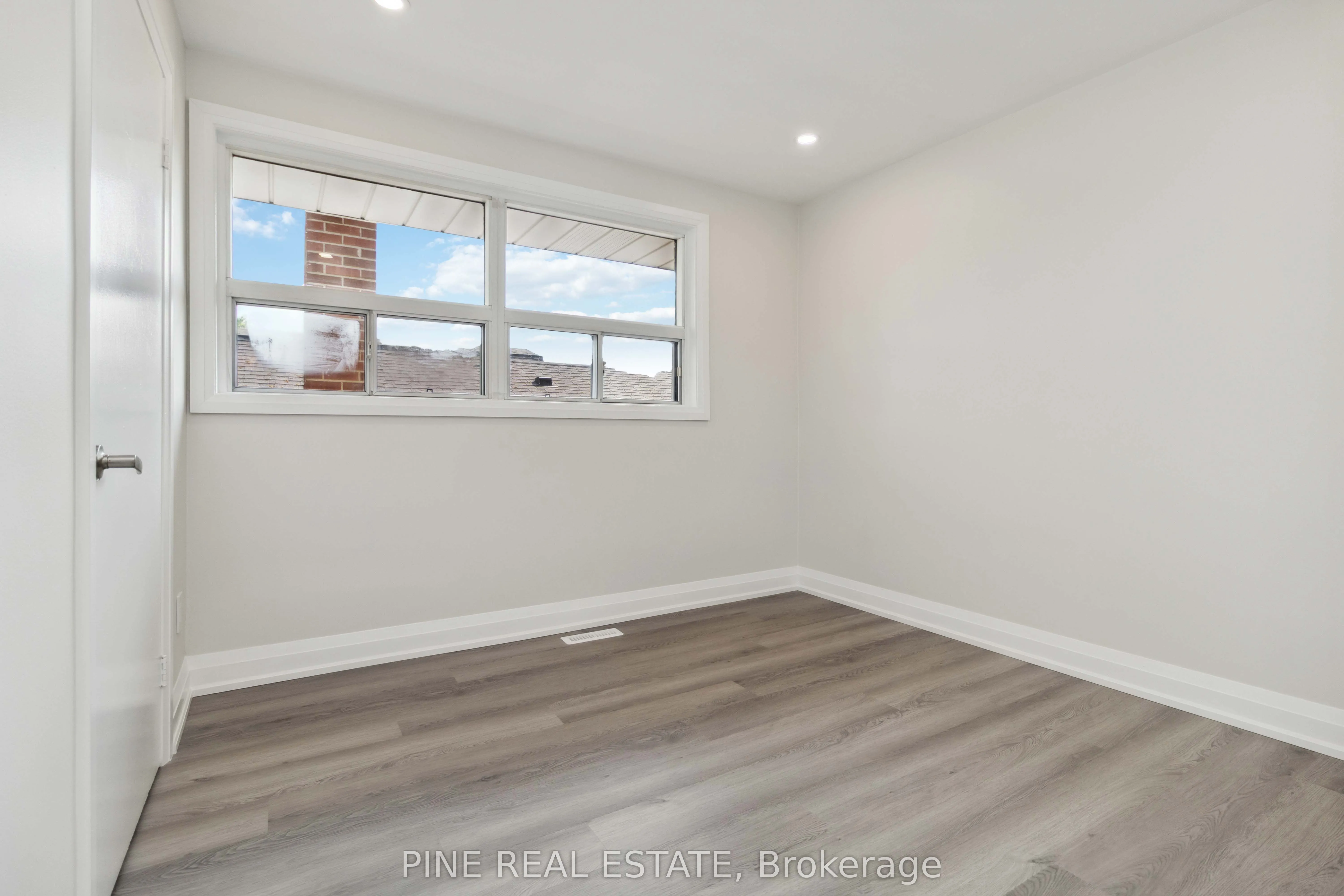 19 Queen Street W, #3