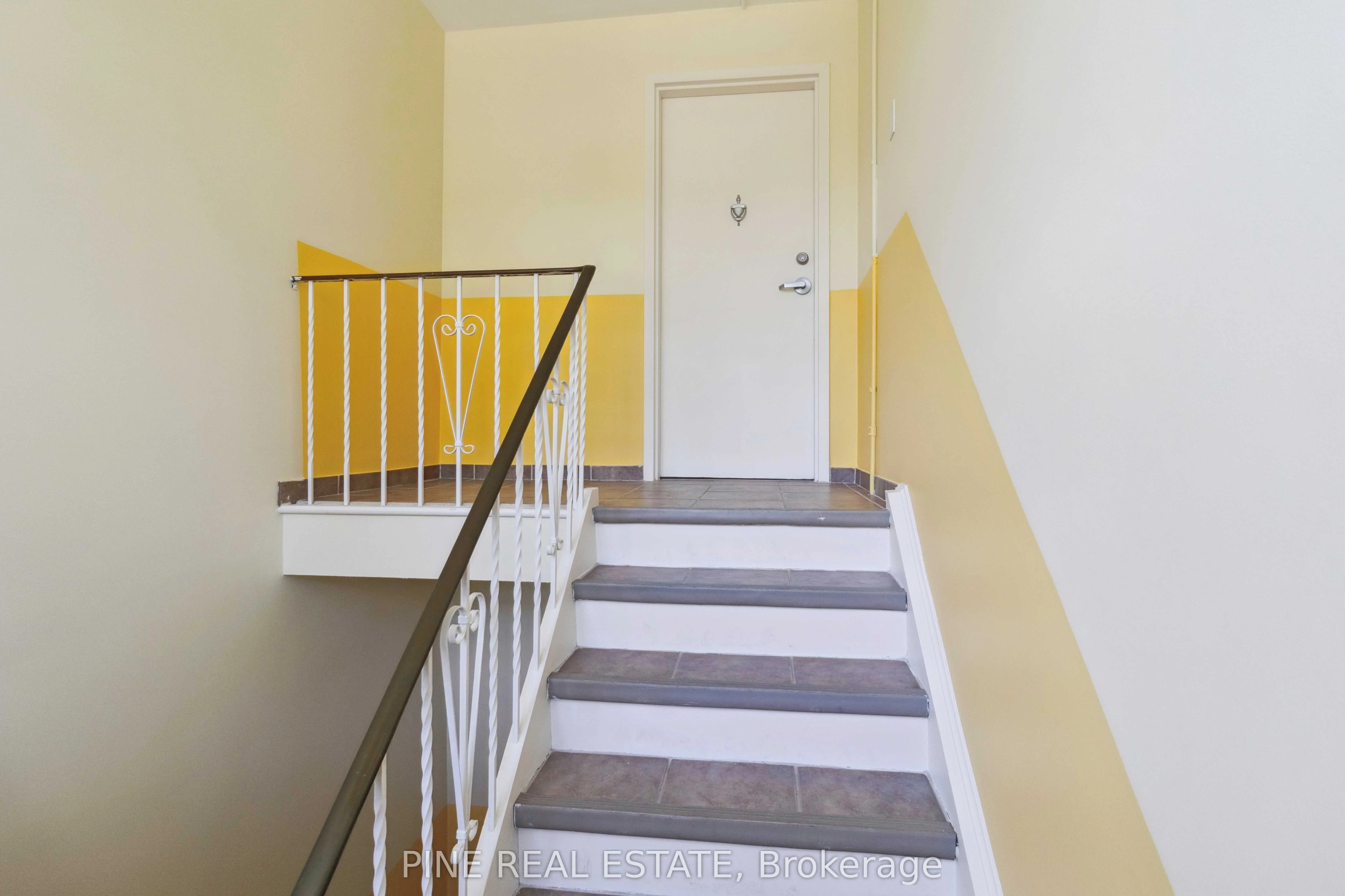 19 Queen Street W, #3