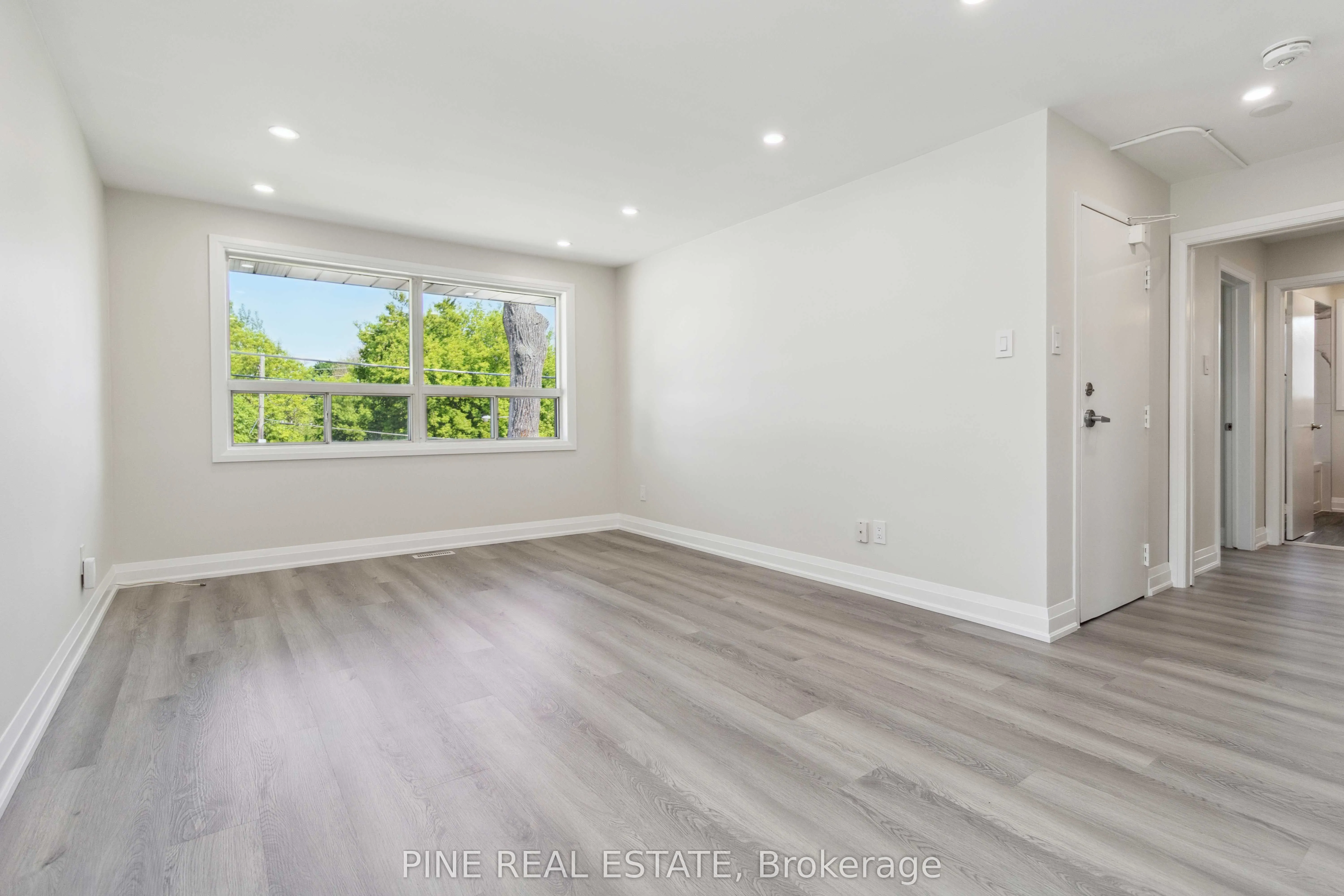 19 Queen Street W, #3