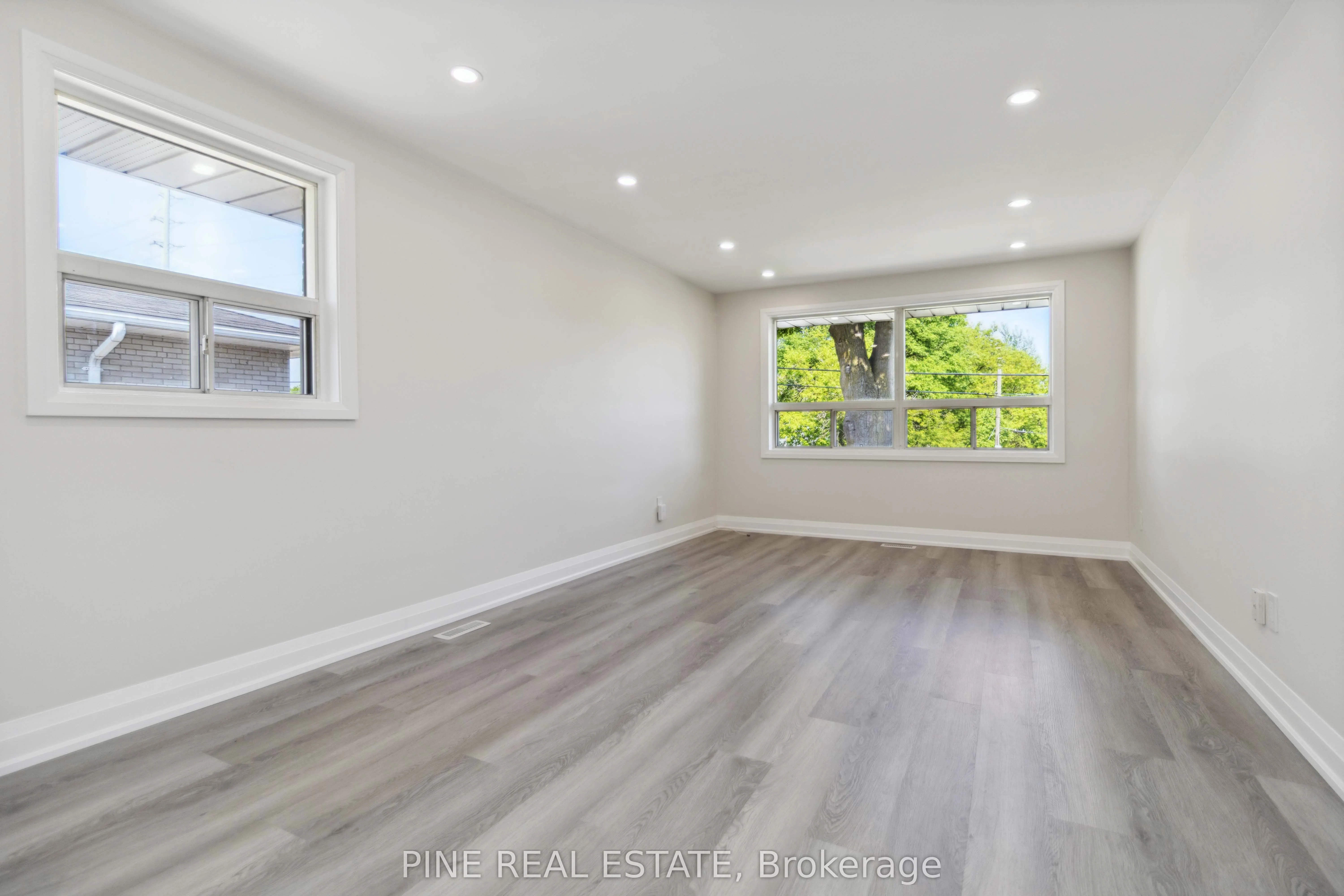 19 Queen Street W, #3