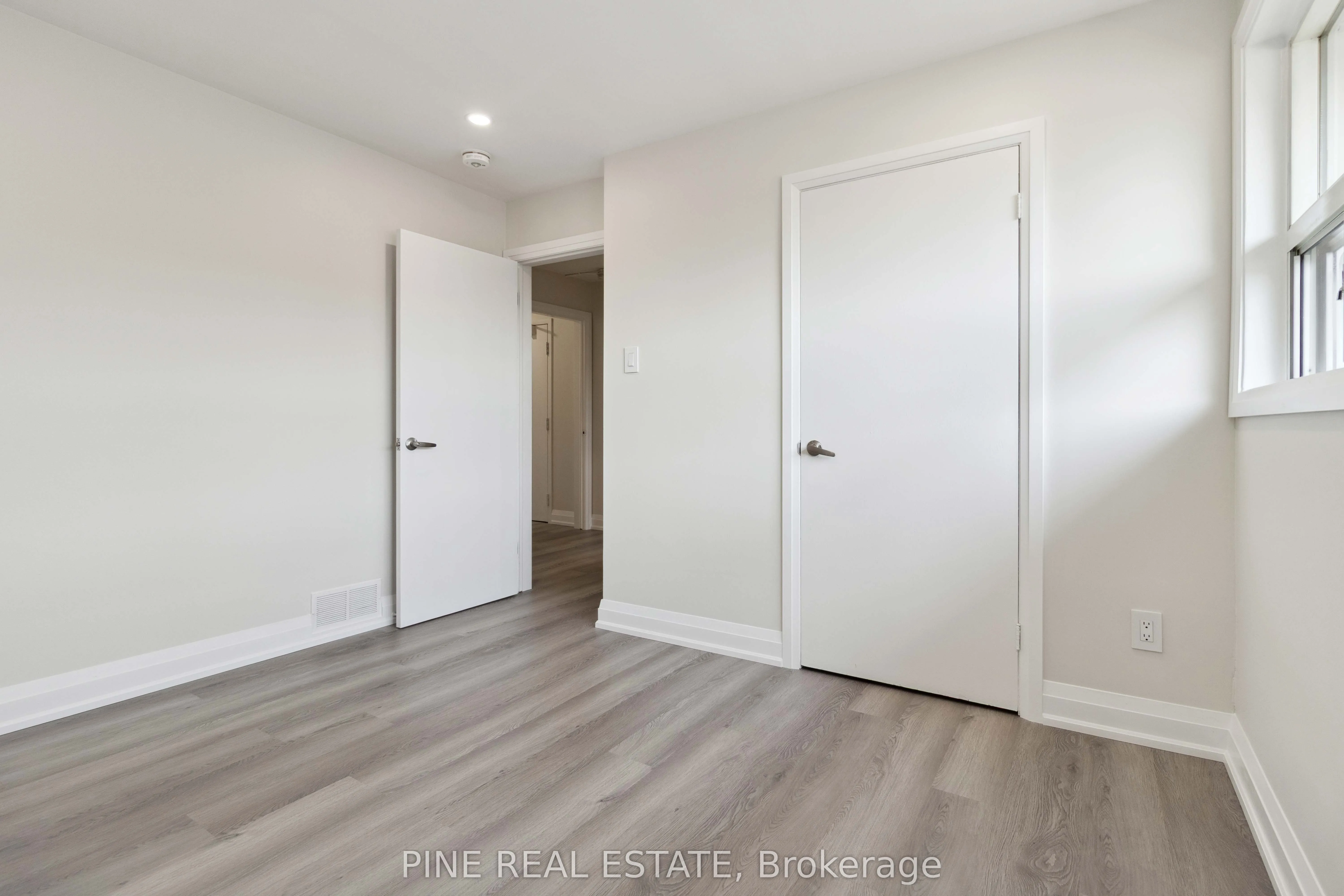 19 Queen Street W, #3