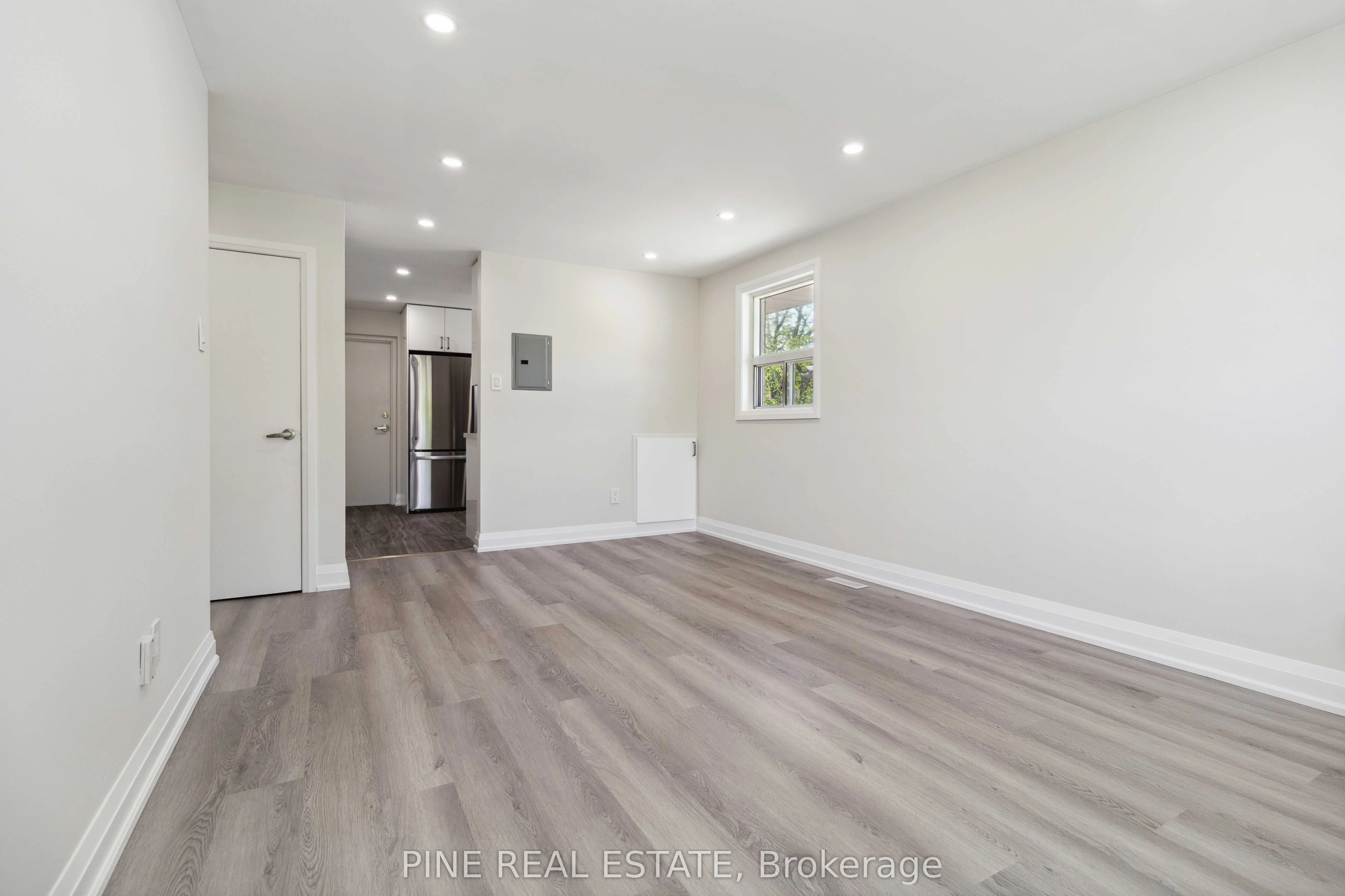 19 Queen Street W, #3