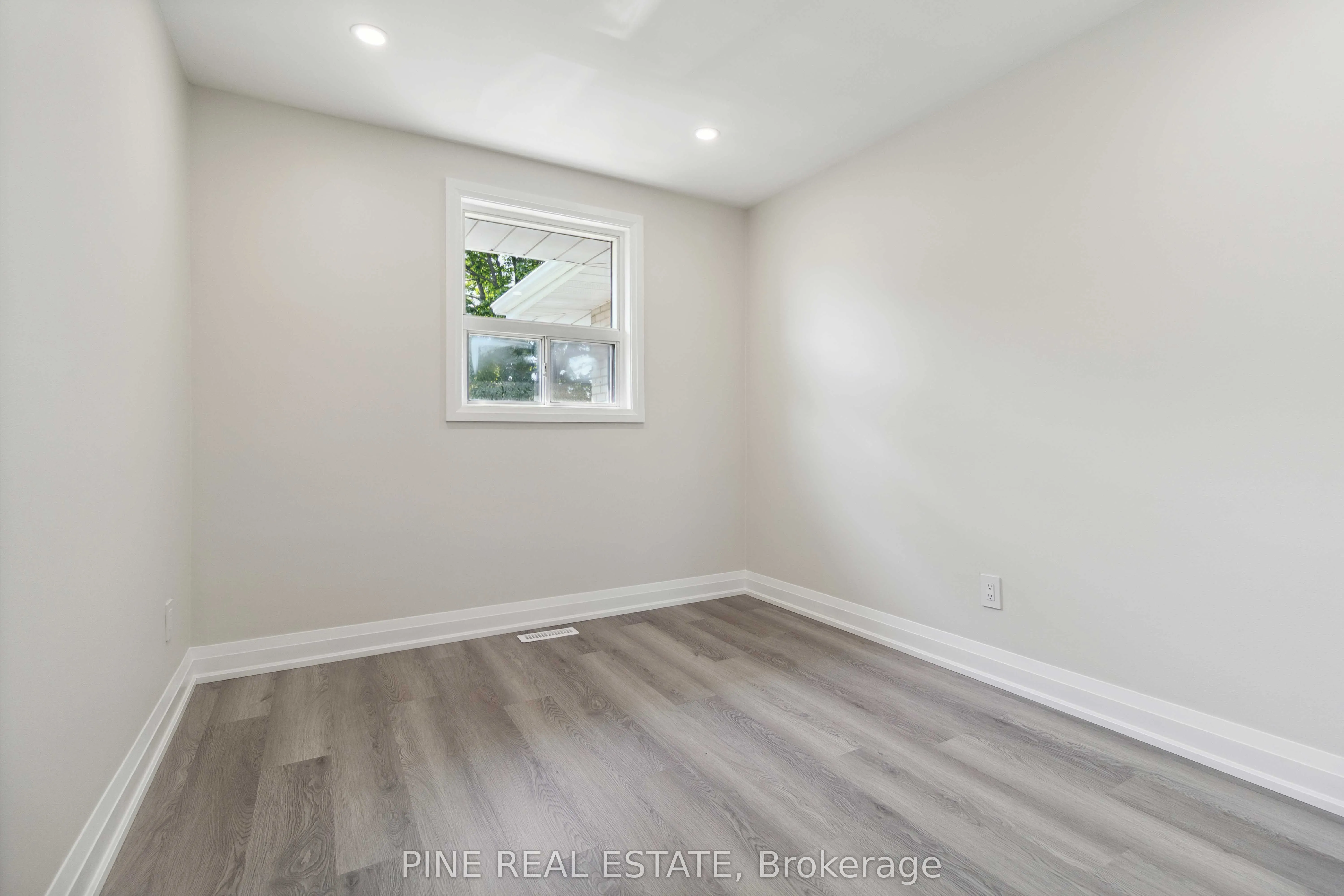 19 Queen Street W, #3
