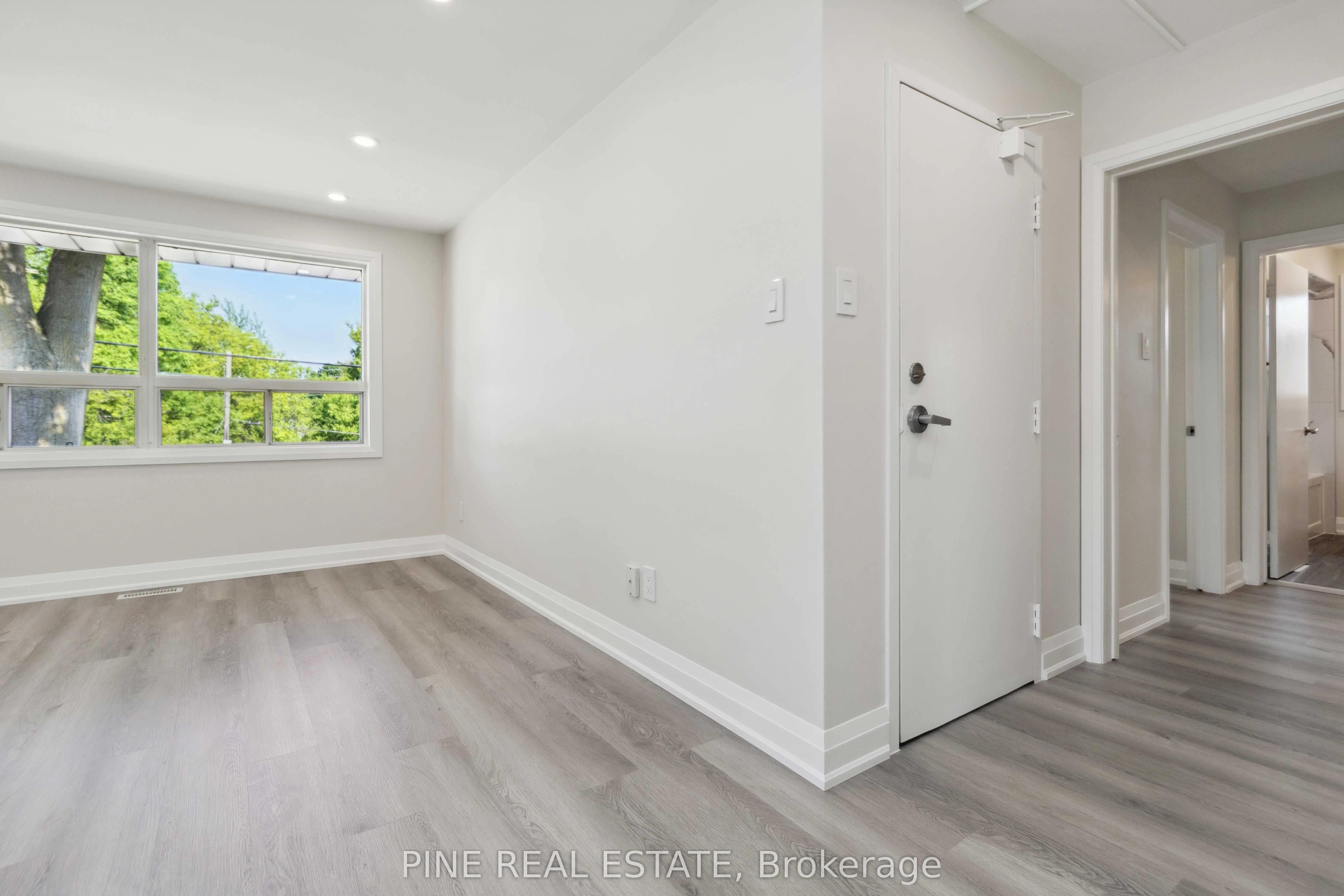 19 Queen Street W, #3