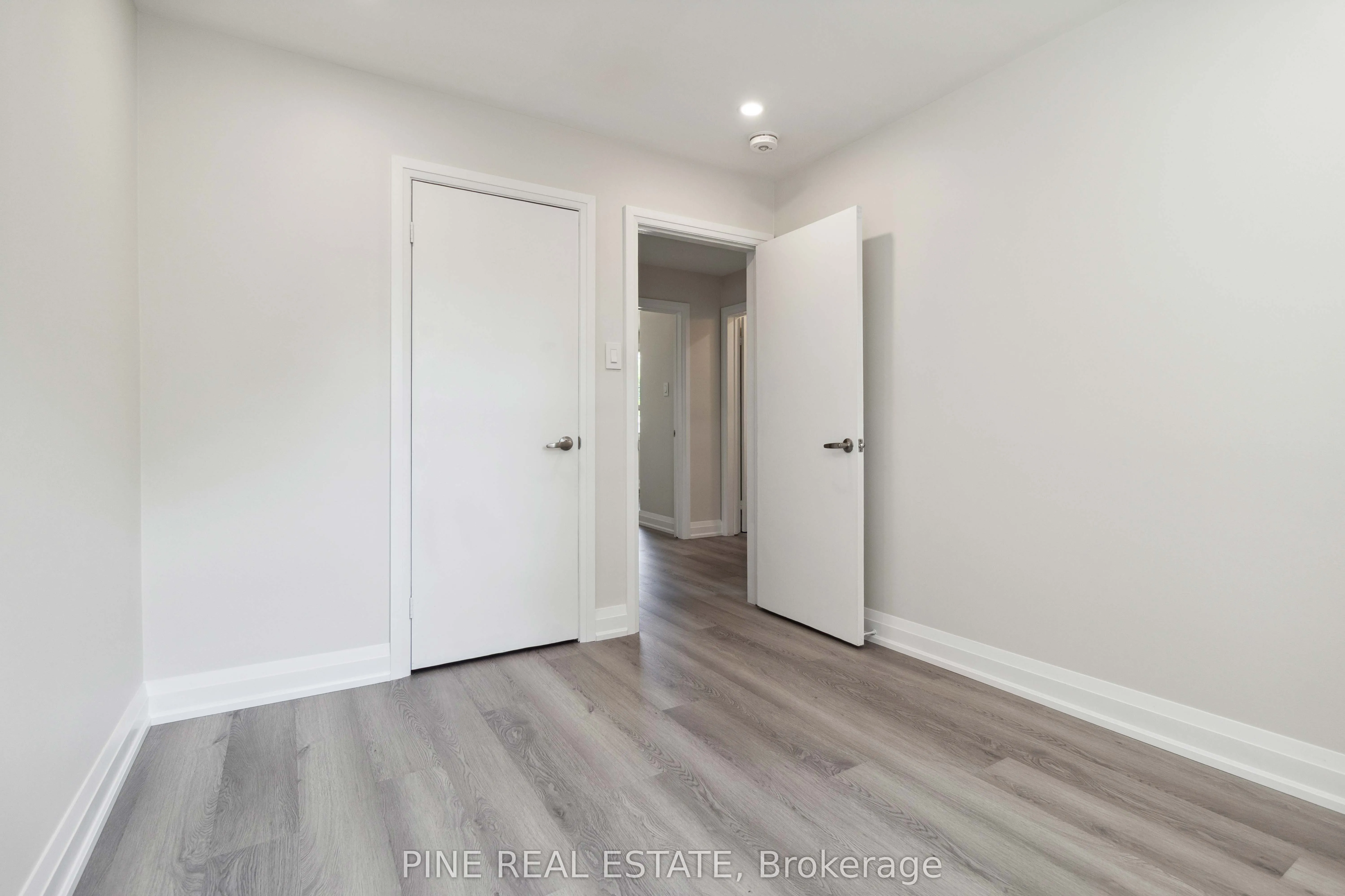 19 Queen Street W, #3