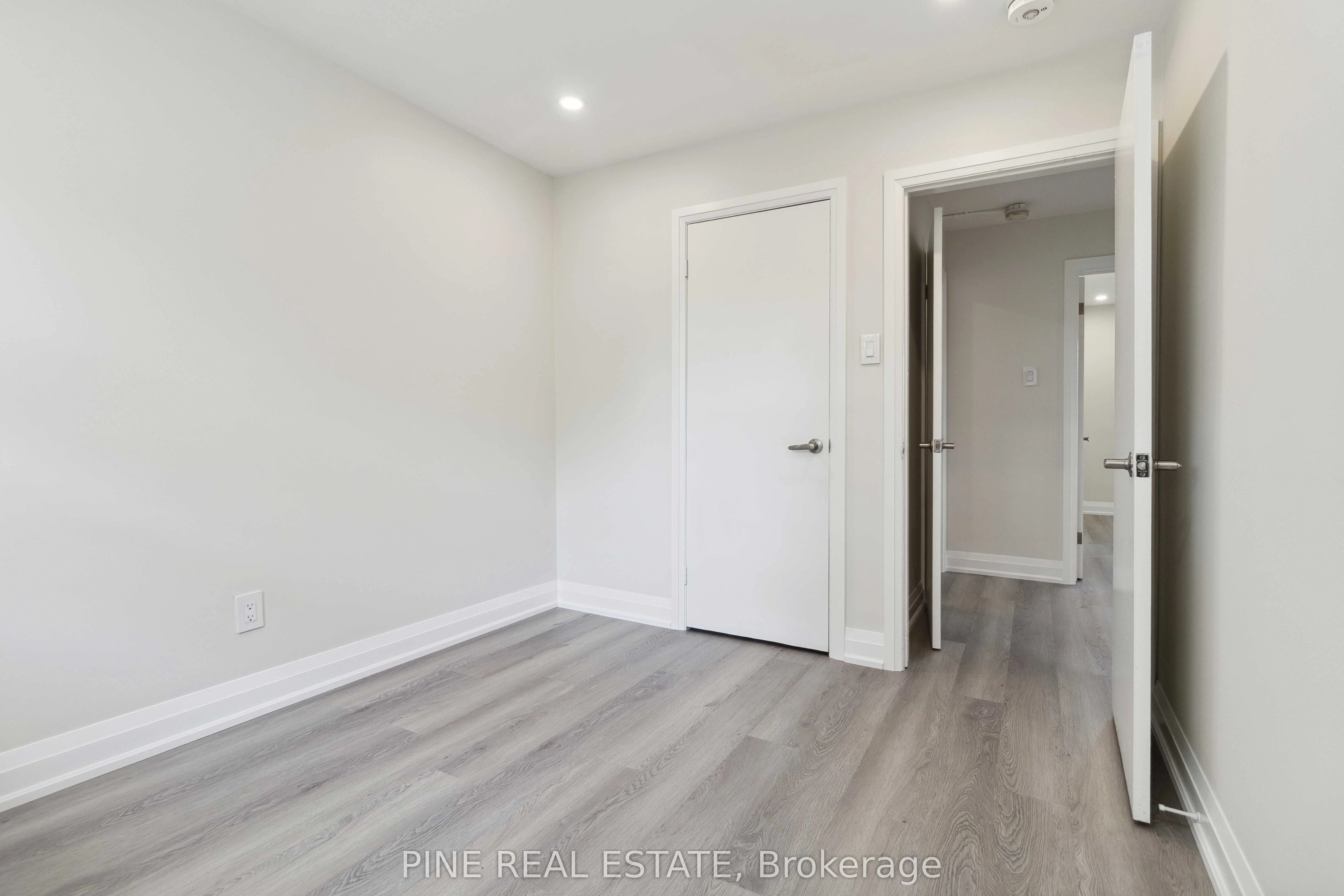 19 Queen Street W, #3