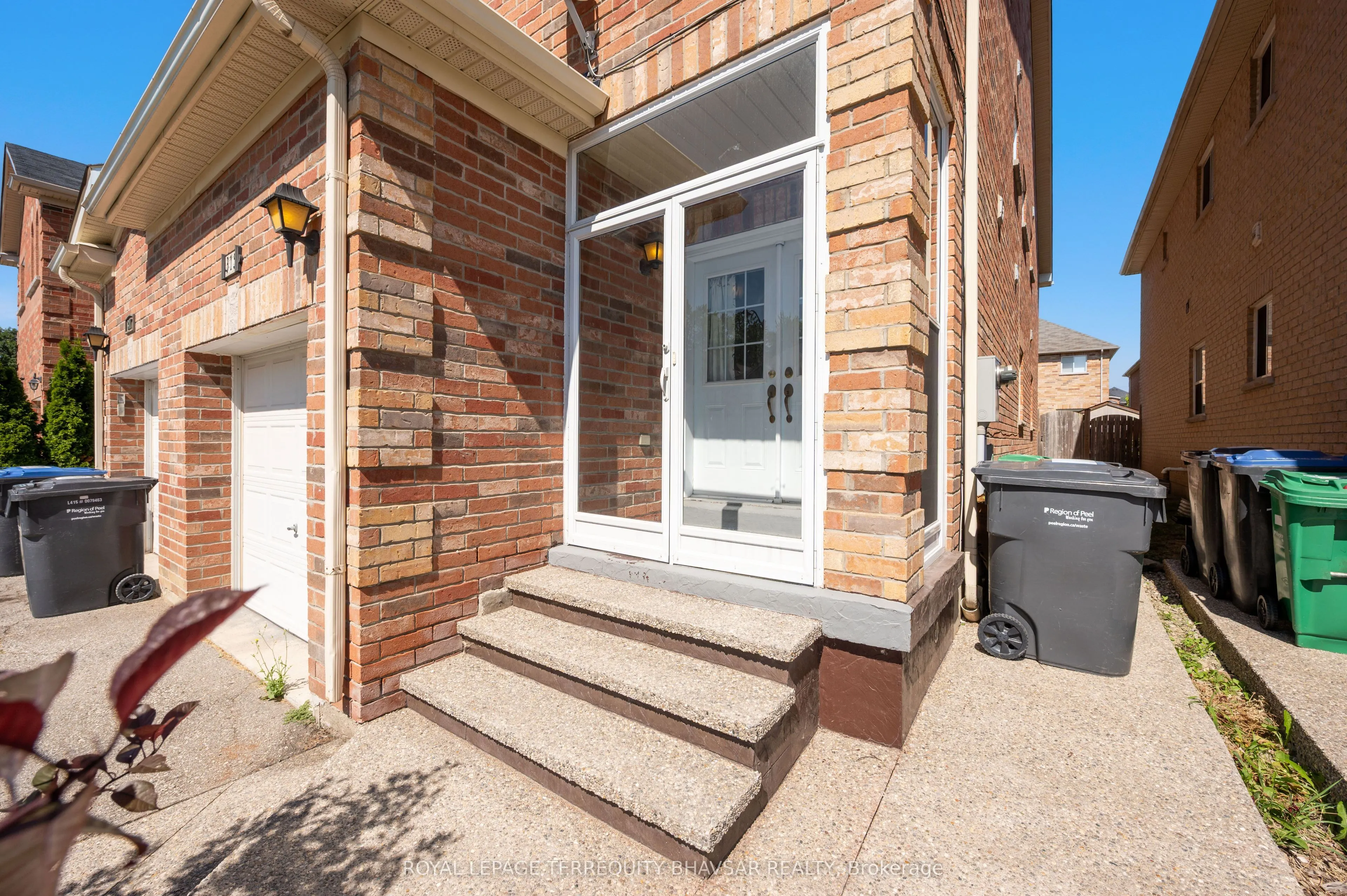 315 Comiskey Crescent