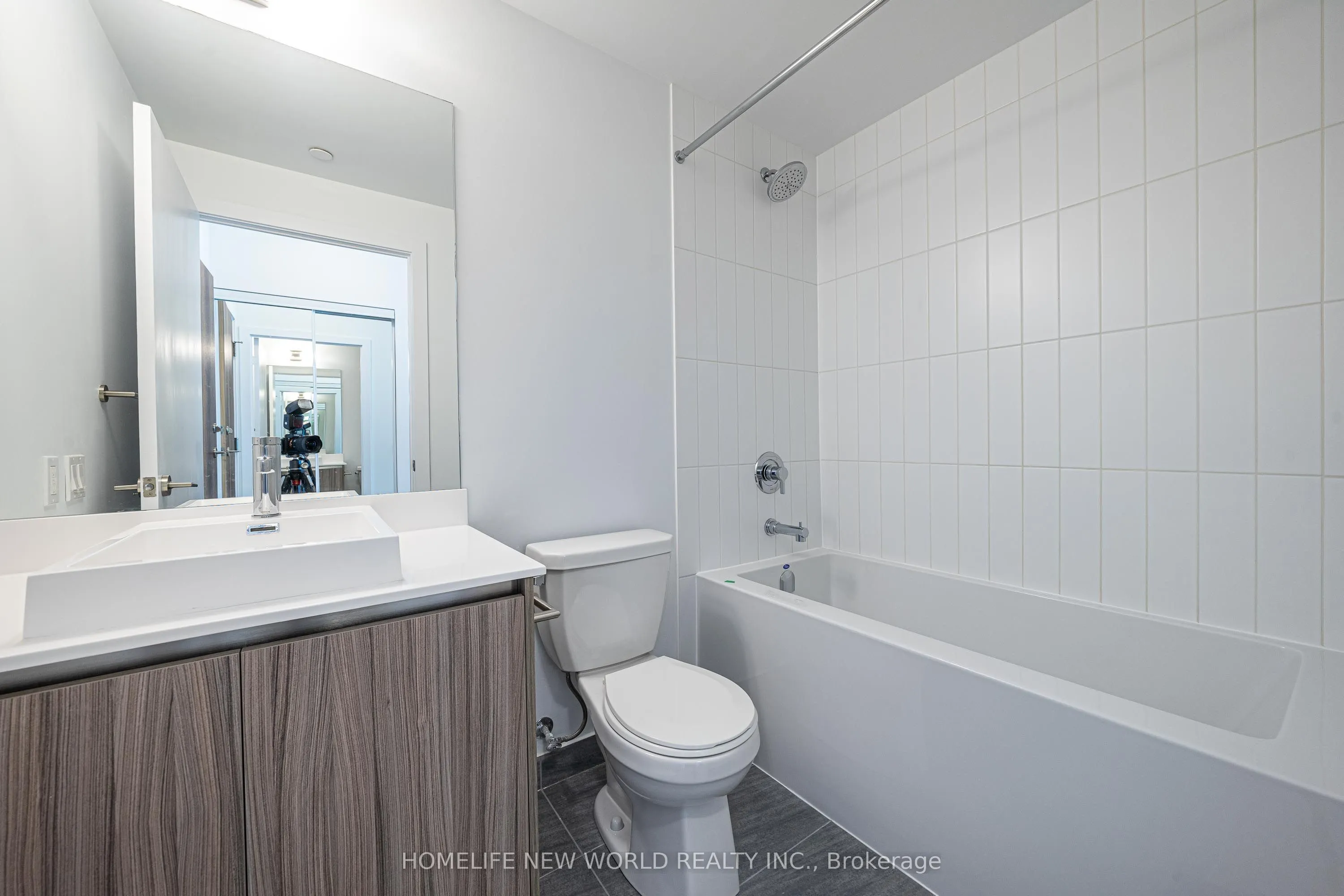 251 Manitoba Street, #828