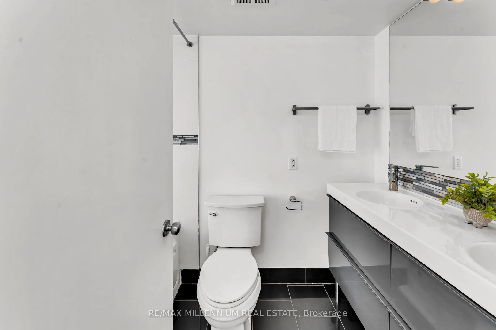250 Manitoba Street, #818
