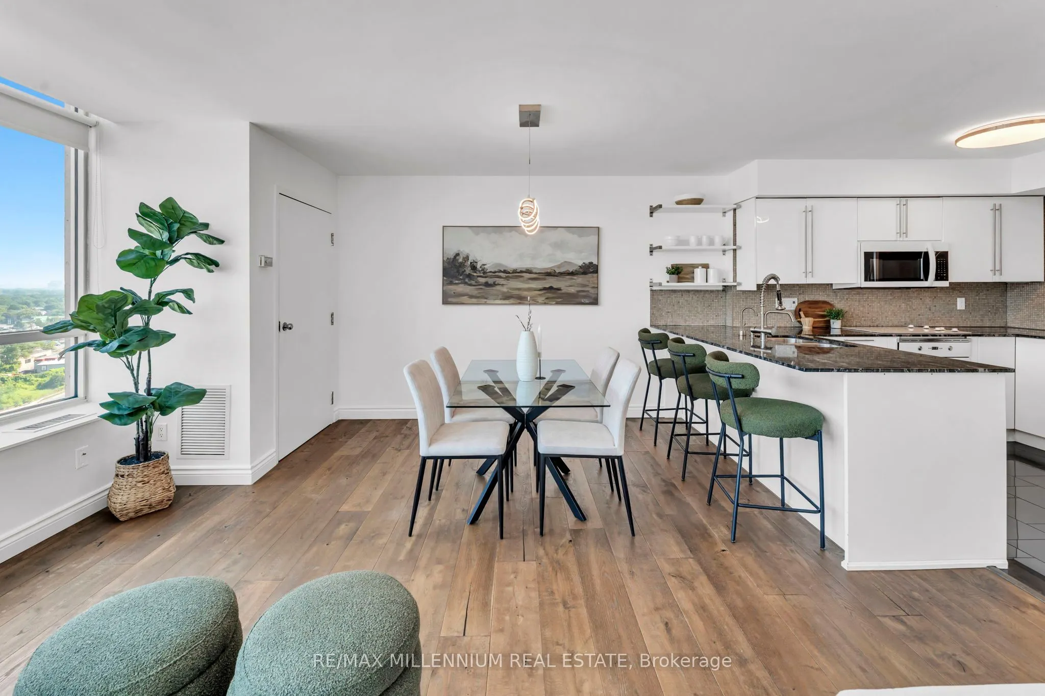 250 Manitoba Street, #818