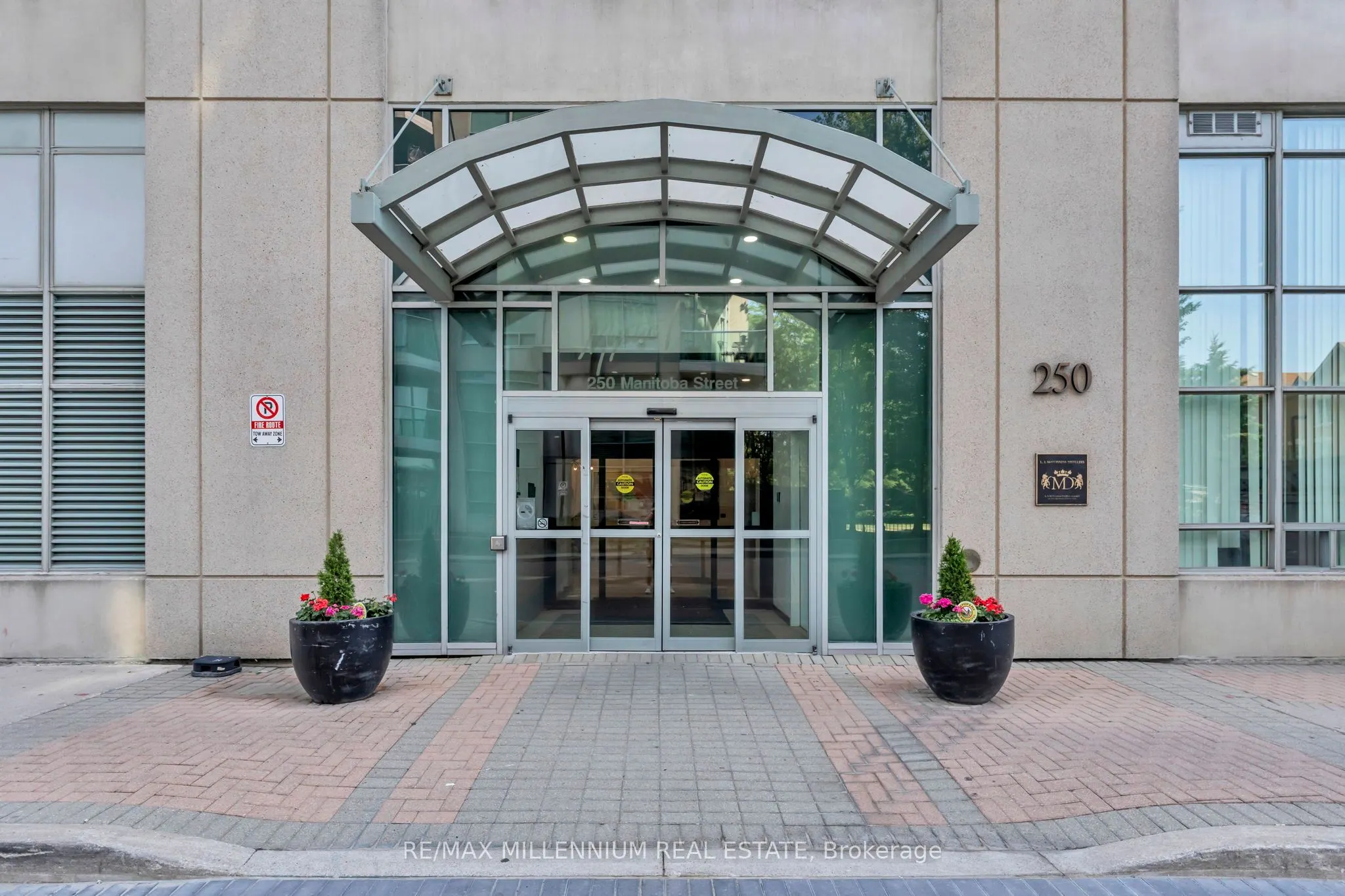 250 Manitoba Street, #818