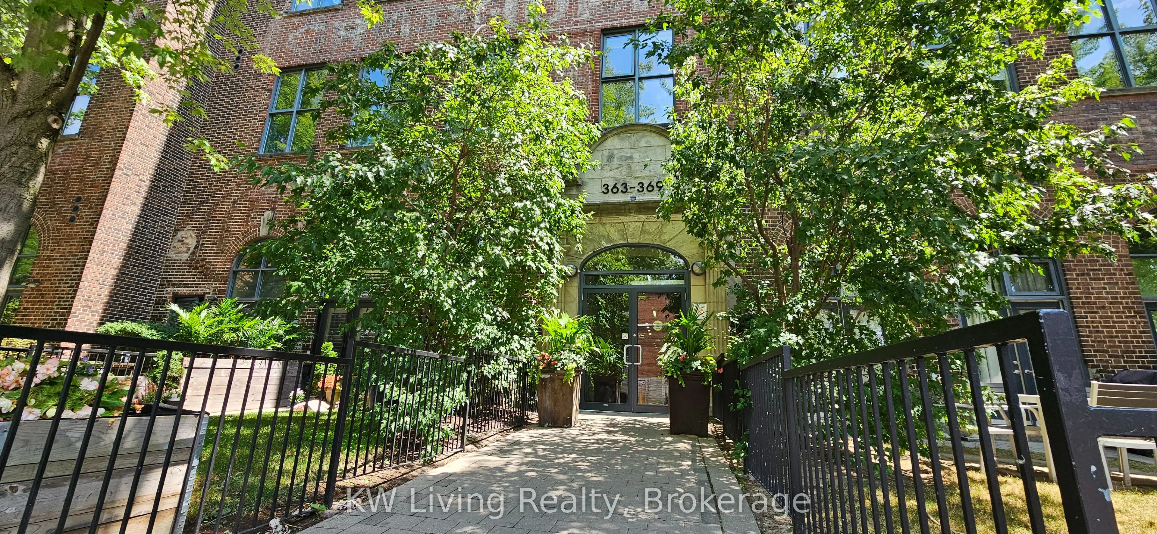 363 Sorauren Avenue, #318