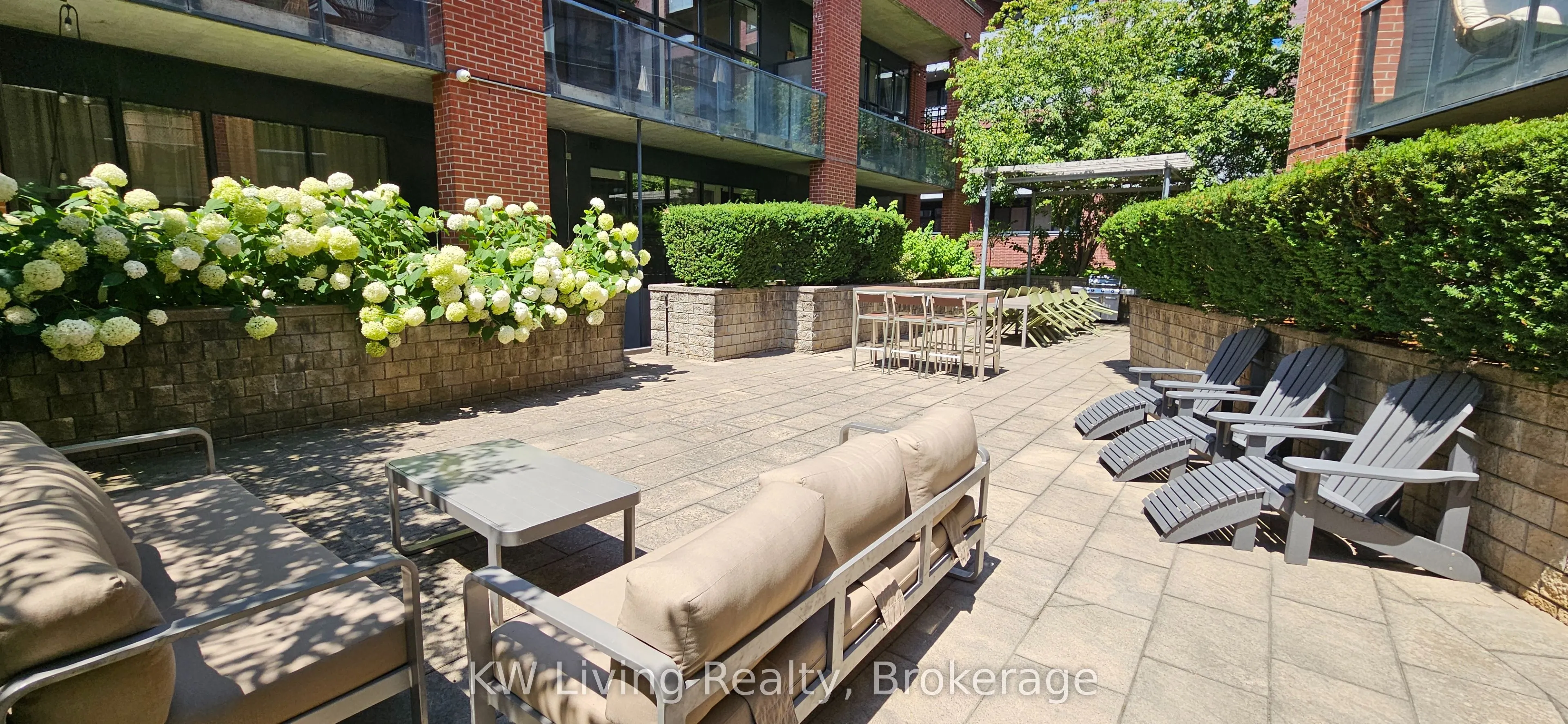363 Sorauren Avenue, #318