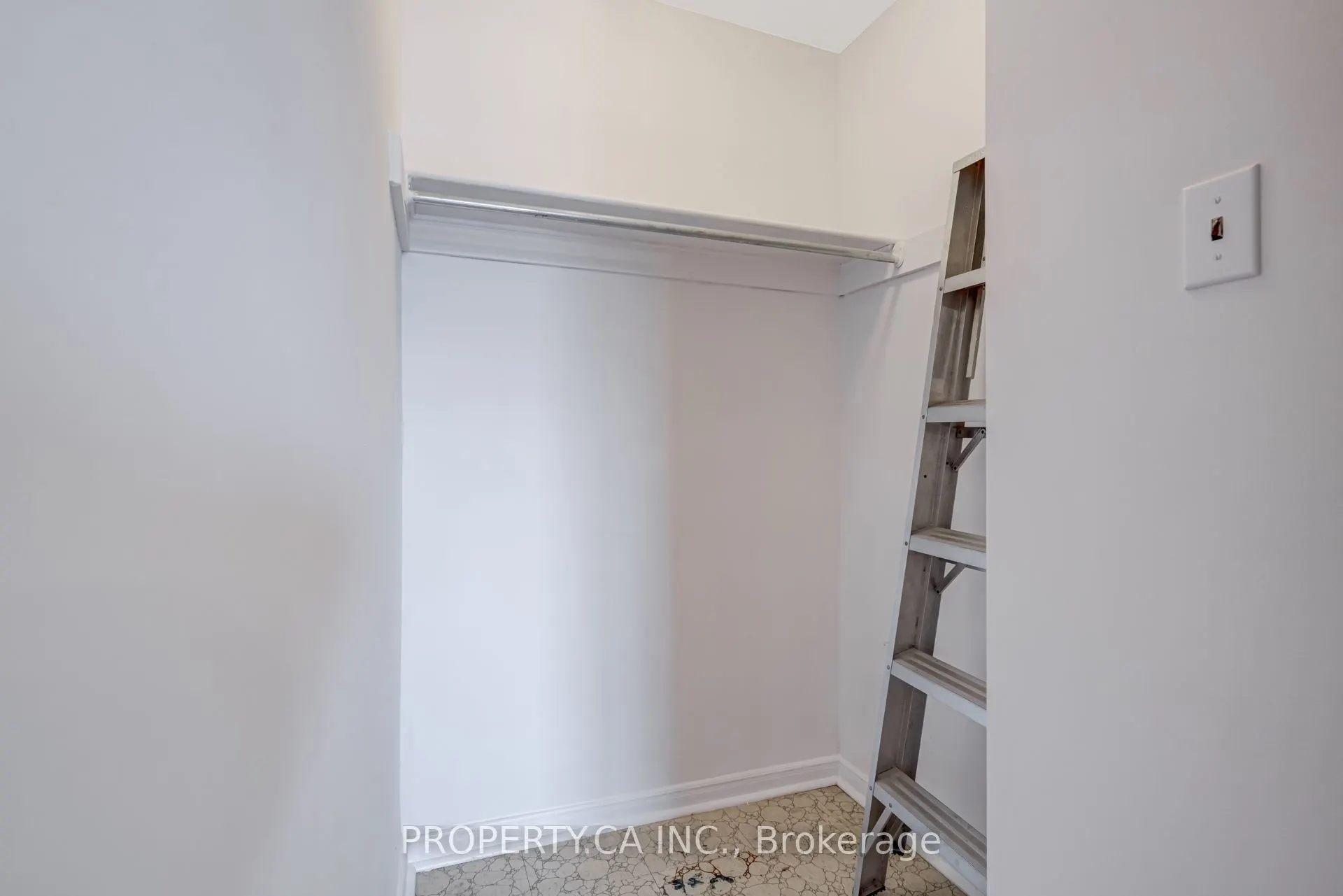 1660 Bloor Street E, #803