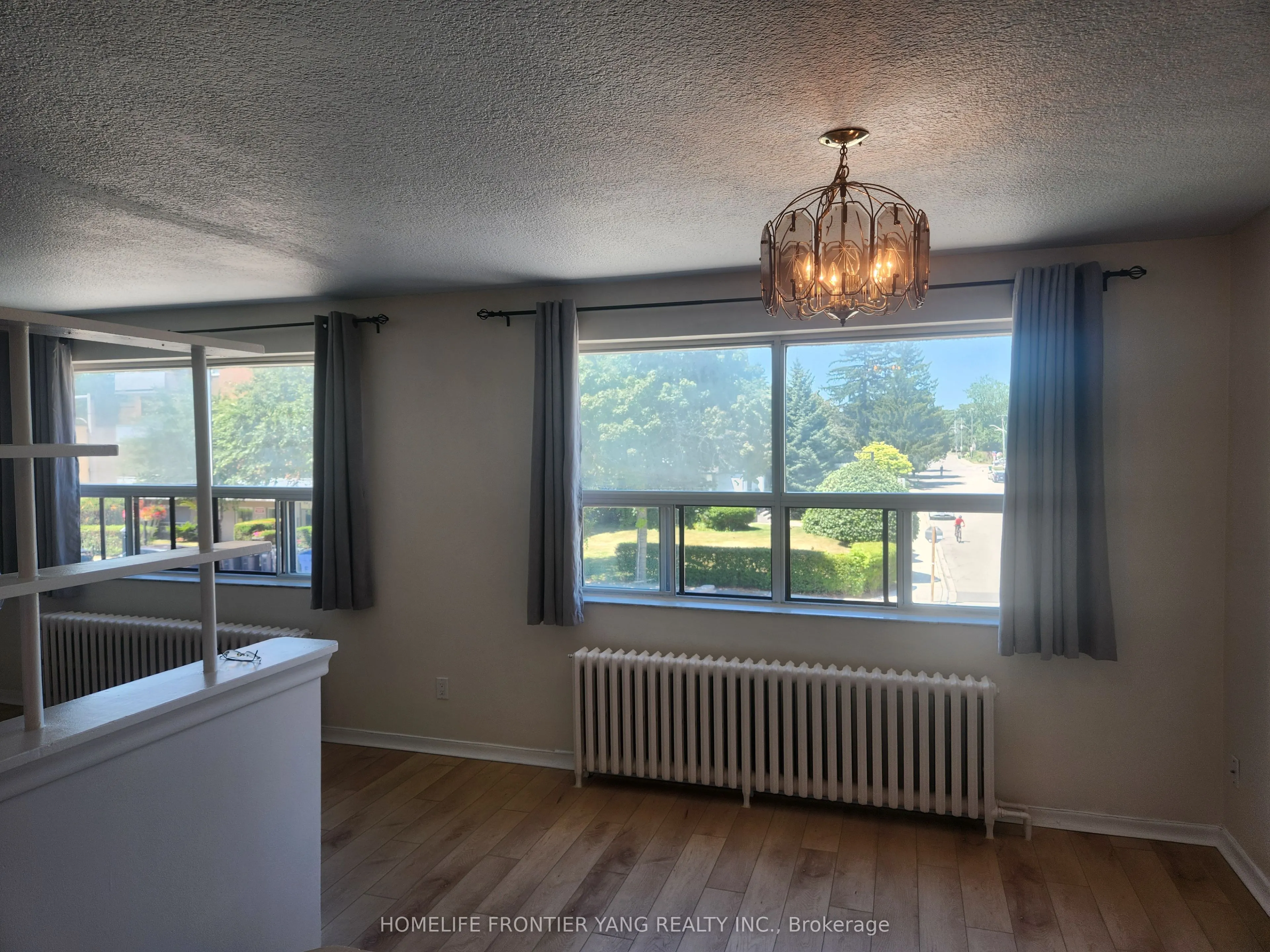 299 Lakeshore Road E