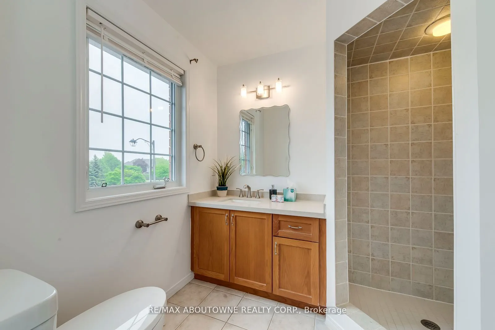 2246 Fairbairn Court