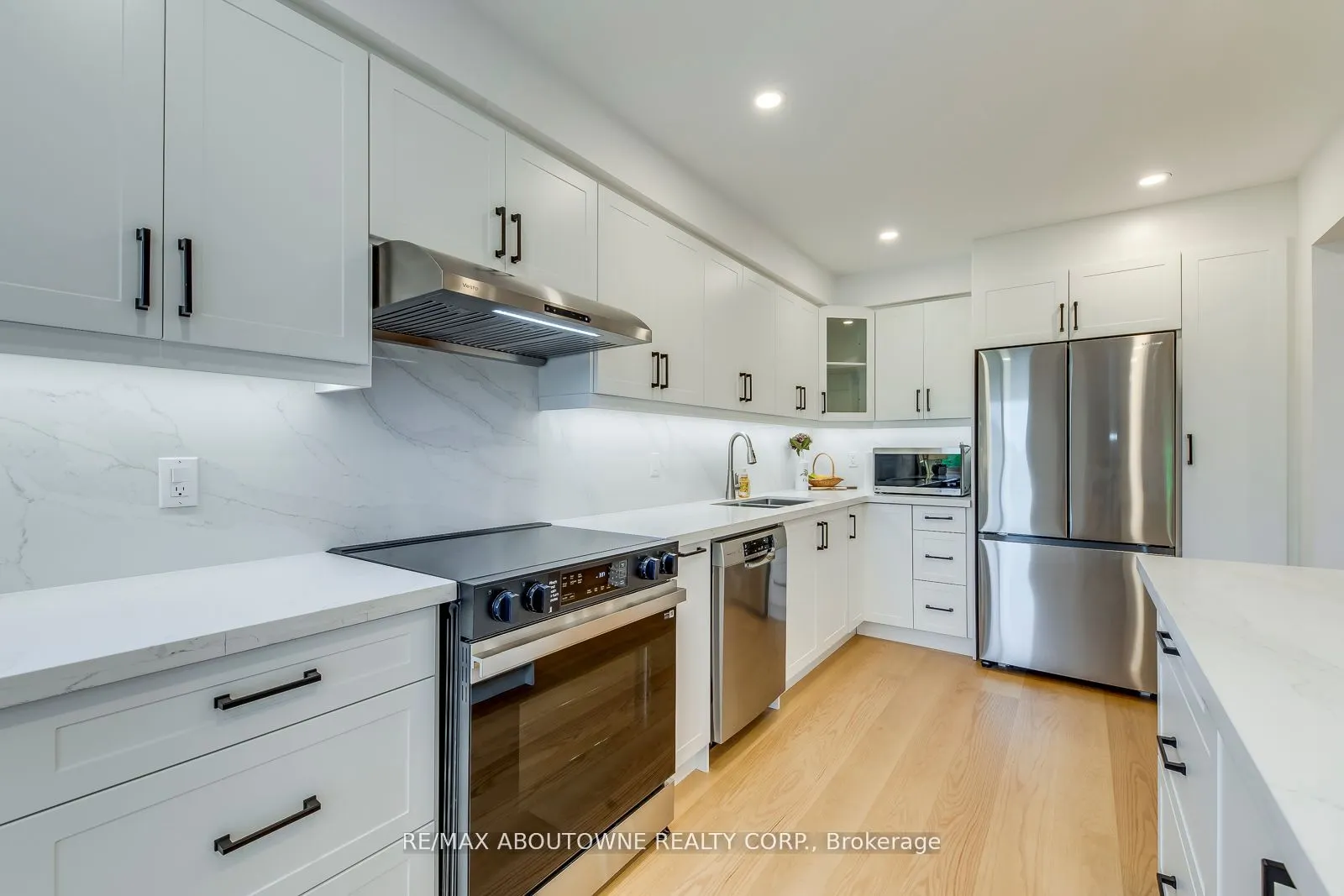 2246 Fairbairn Court