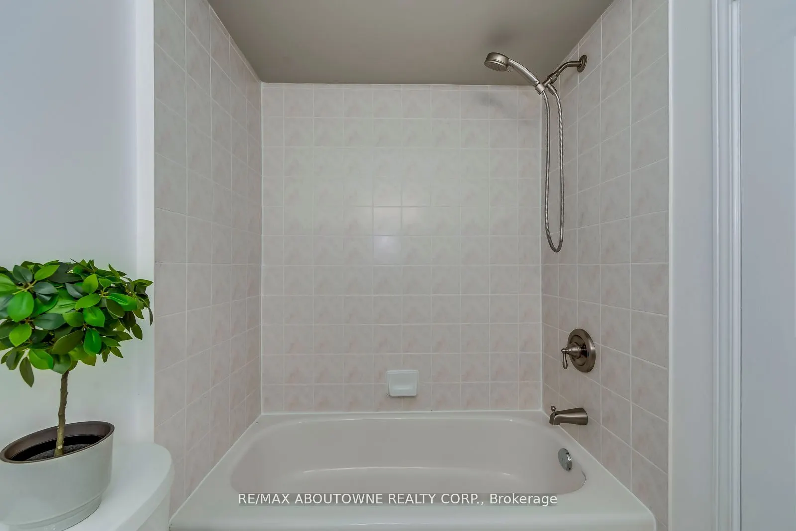 2246 Fairbairn Court