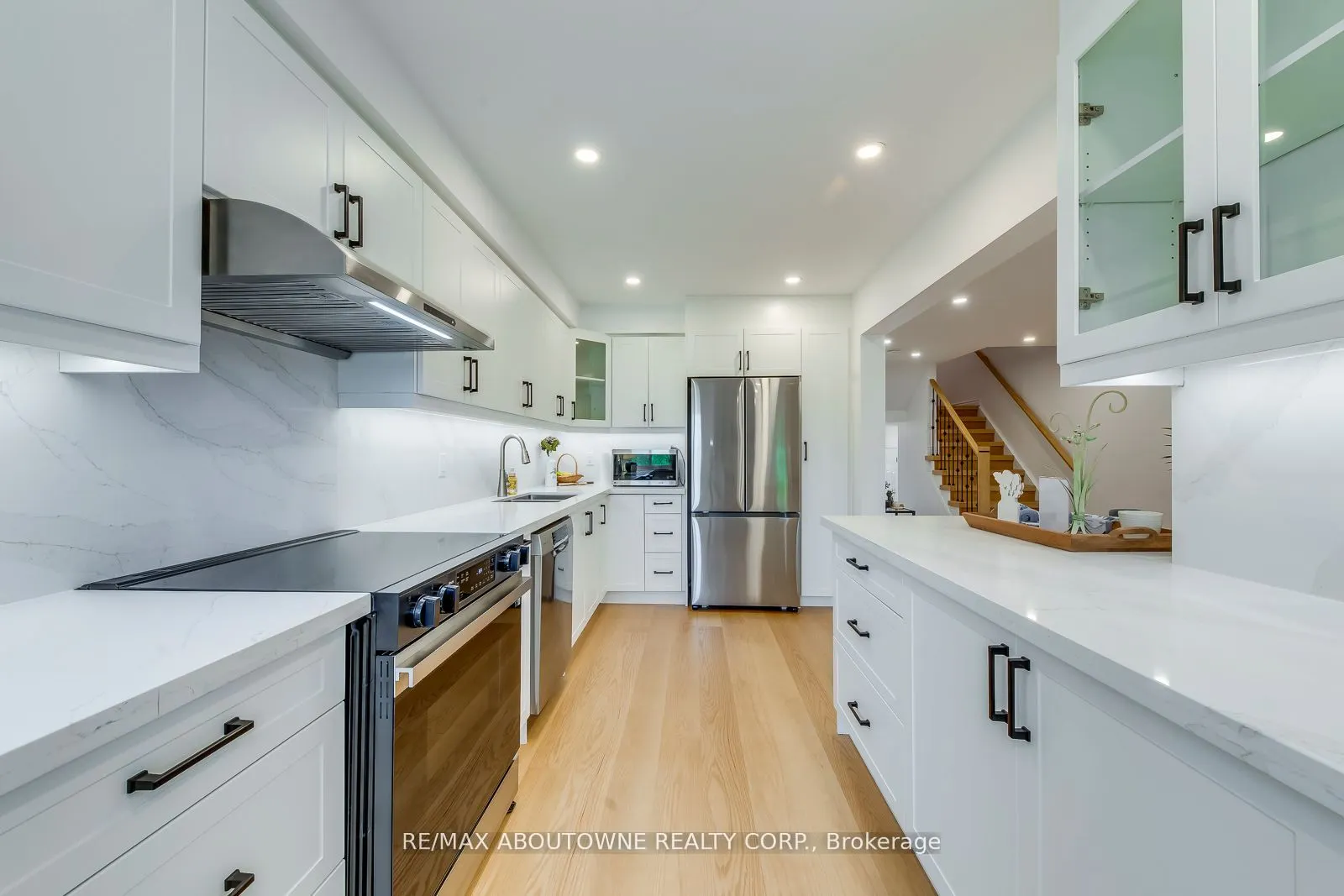 2246 Fairbairn Court