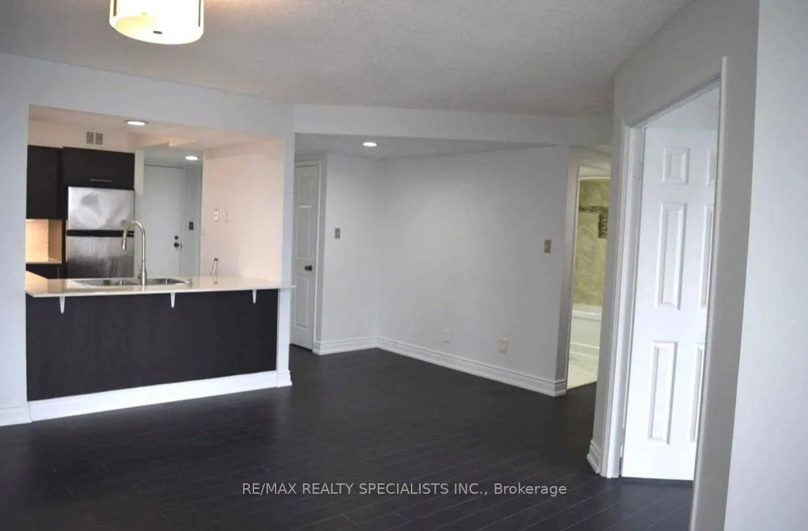 50 Eglinton Avenue, #605