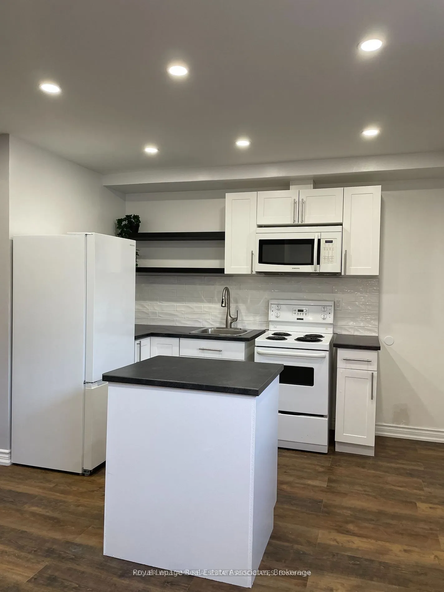 233 Lakeshore Road E